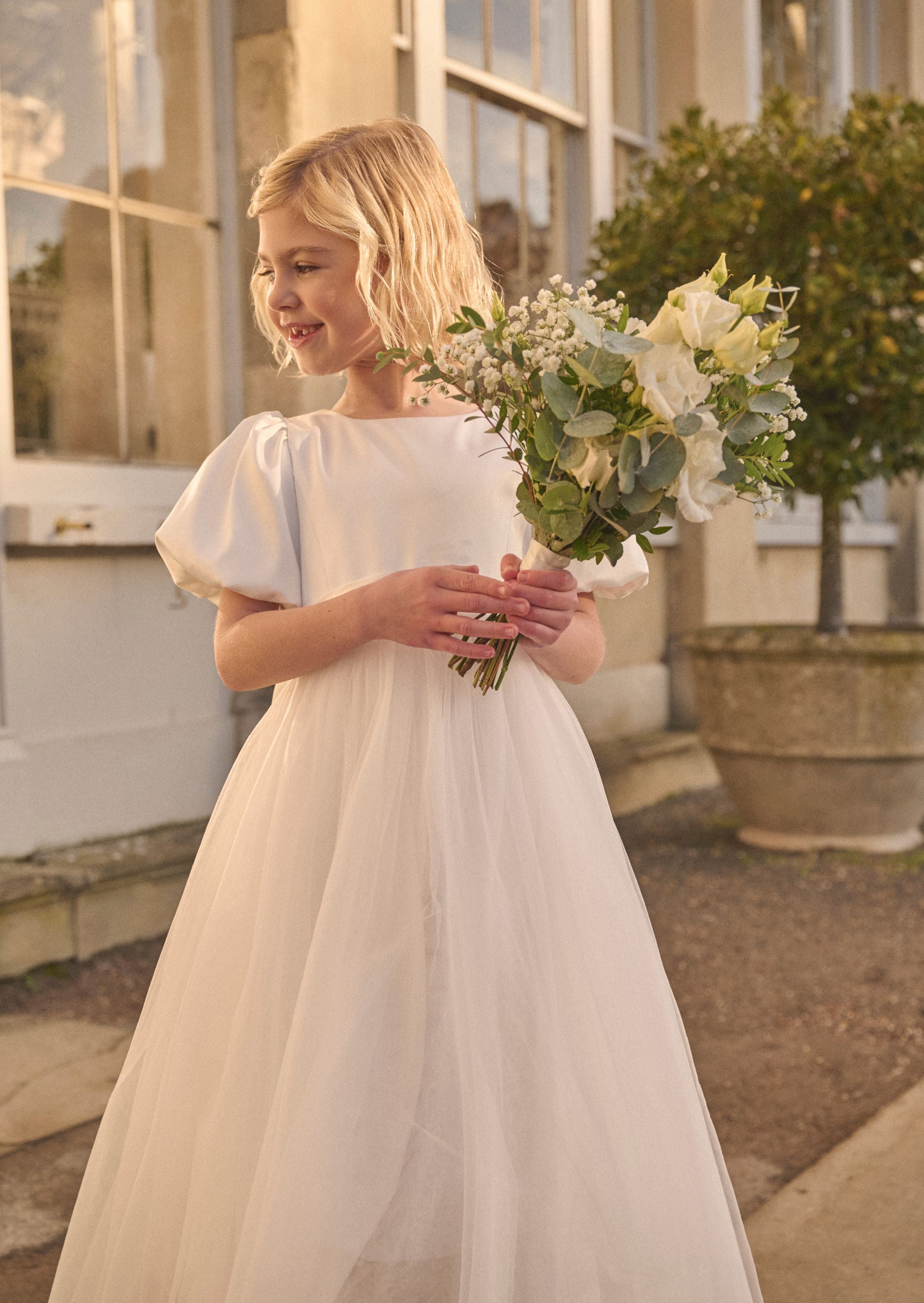 فستان سيلين من التول مع وشاح عاجي