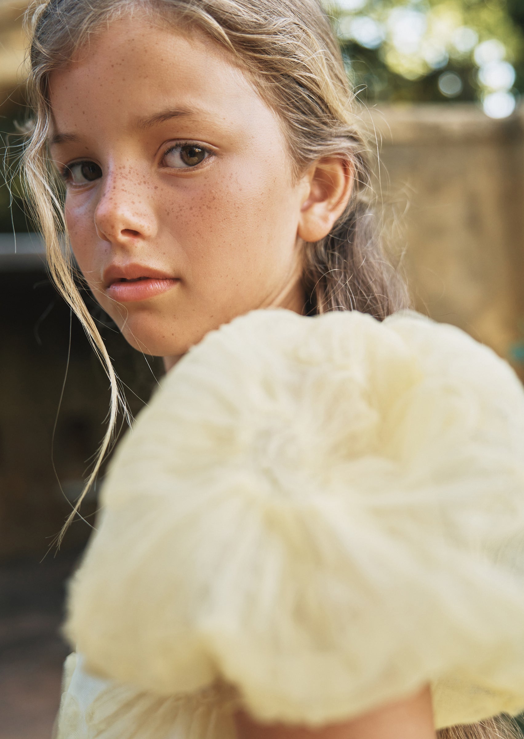 Vestito Francine giallo con maniche a sbuffo impreziosite