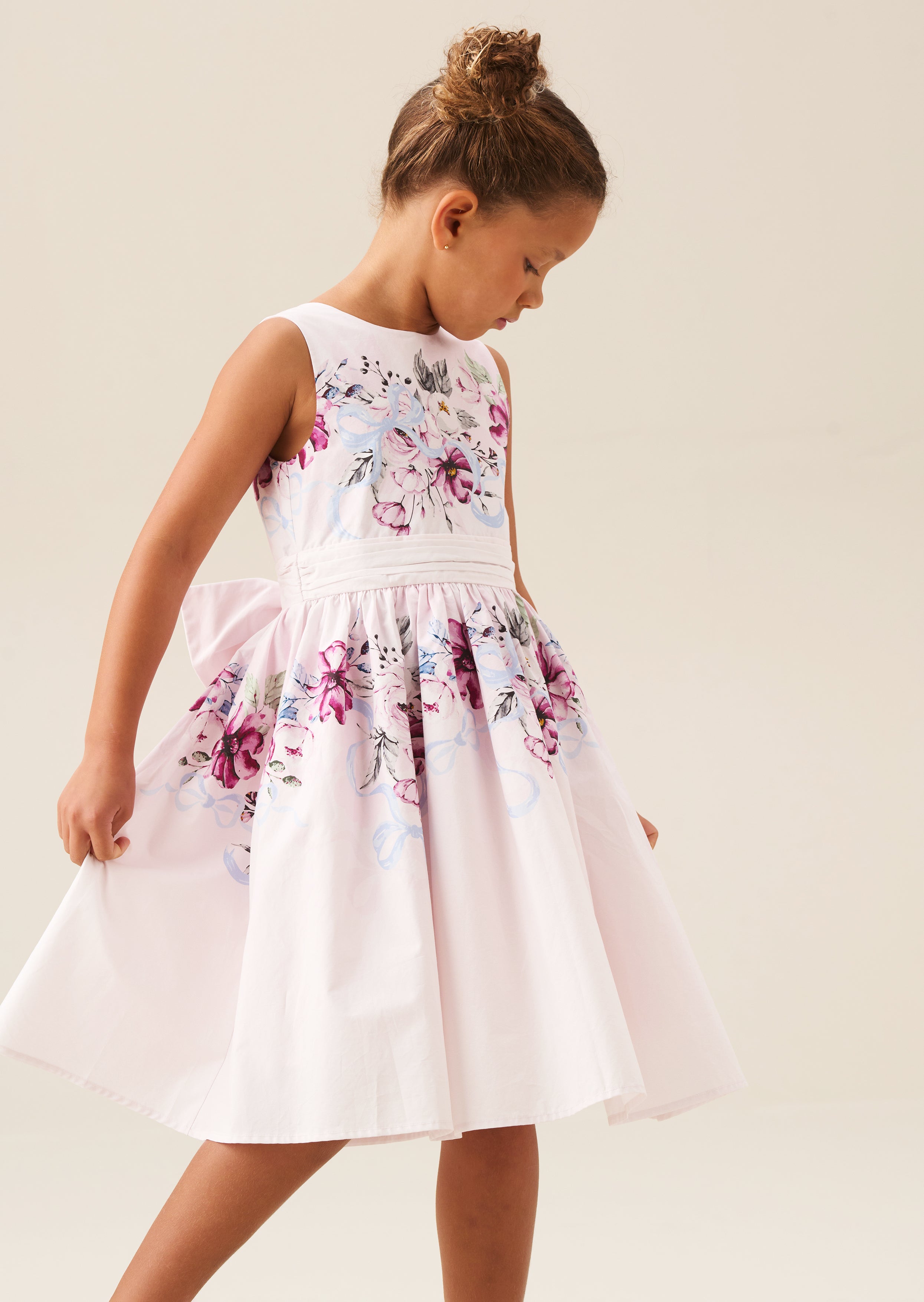 فستان إليسا بطبعة أحمر خدود مع فيونكة خلفية