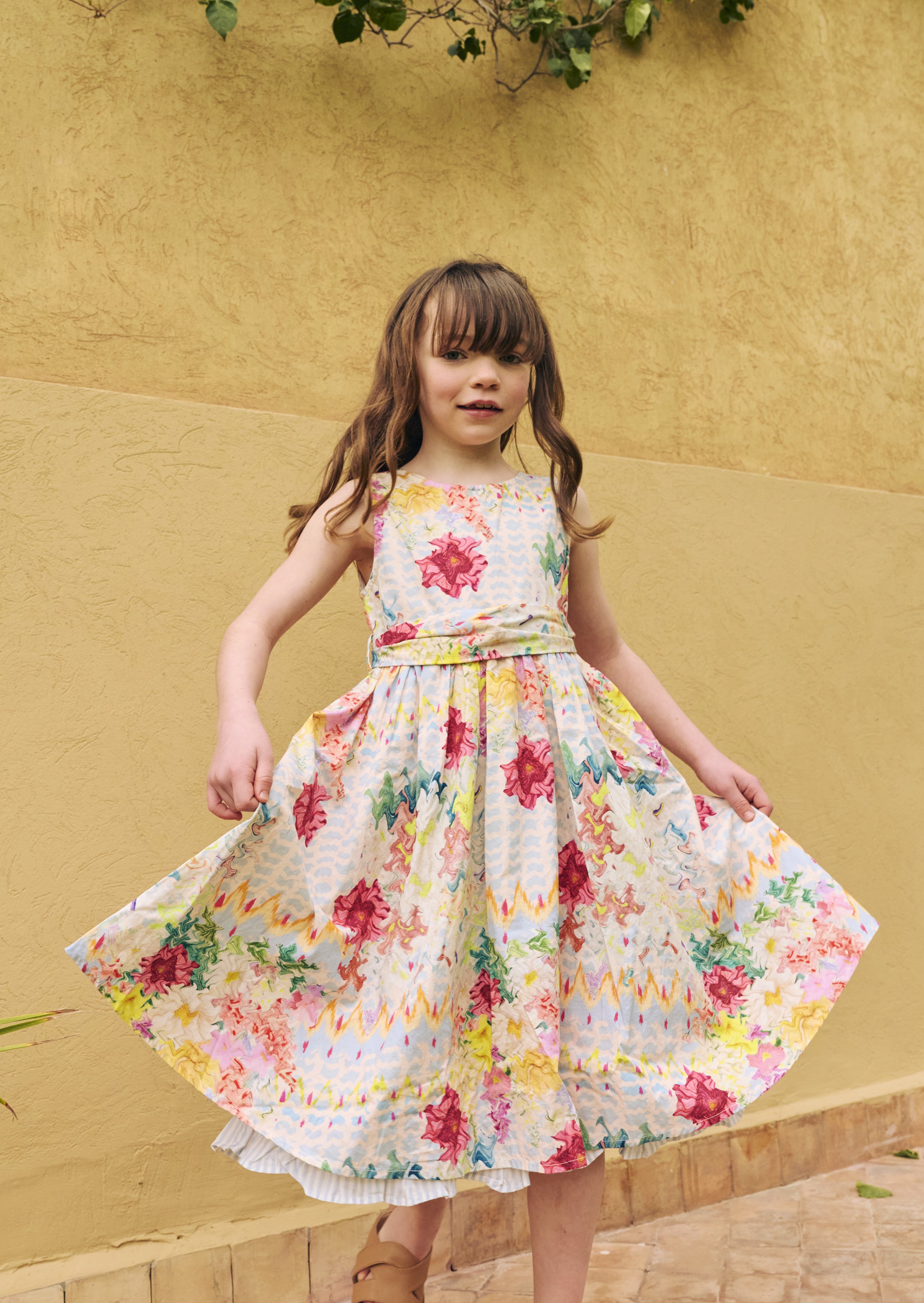 فستان سيرين بطبعة مخططة مع حزام عند الخصر