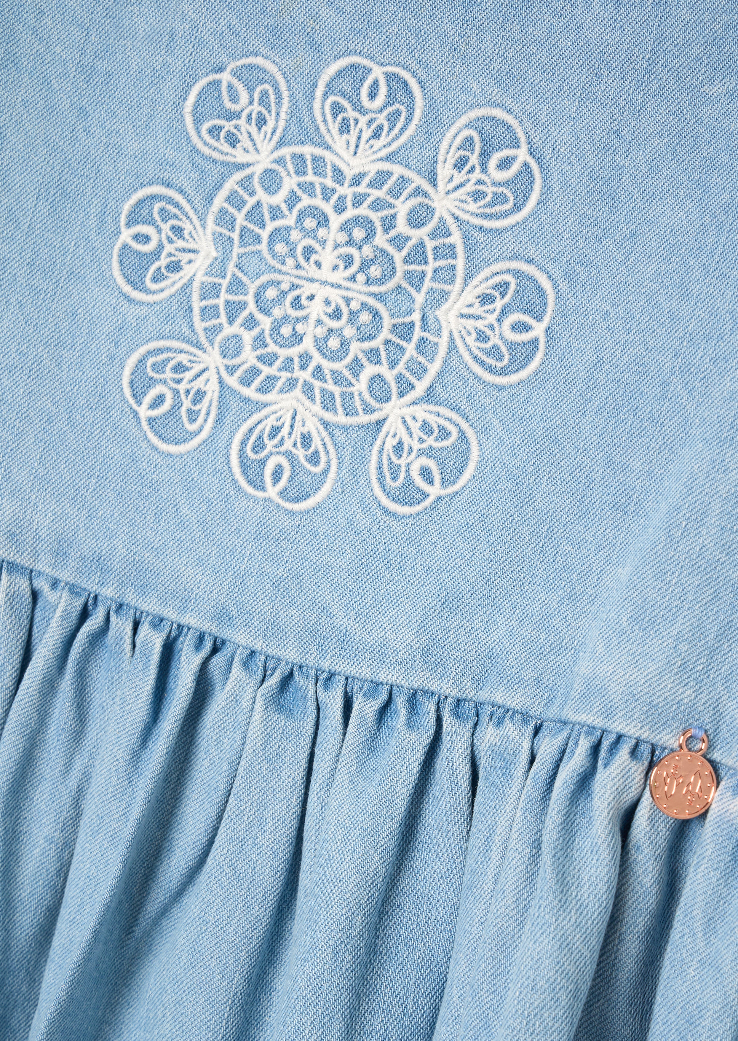 فستان سوينغ من الدنيم المطرز من Reyna