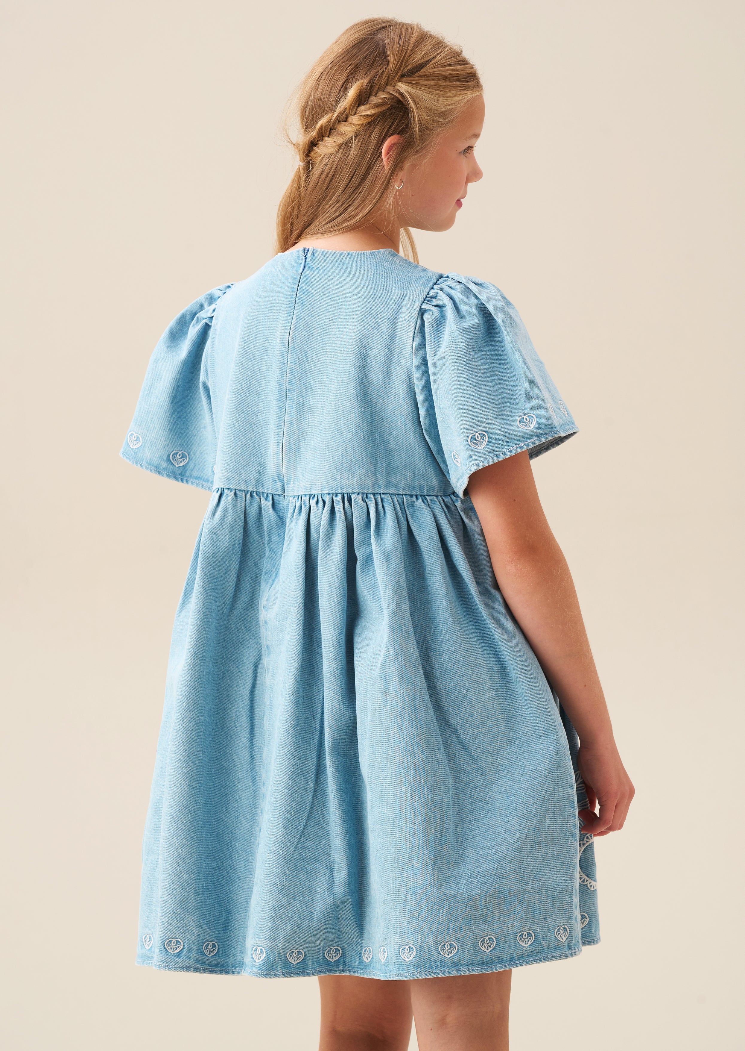 فستان سوينغ من الدنيم المطرز من Reyna