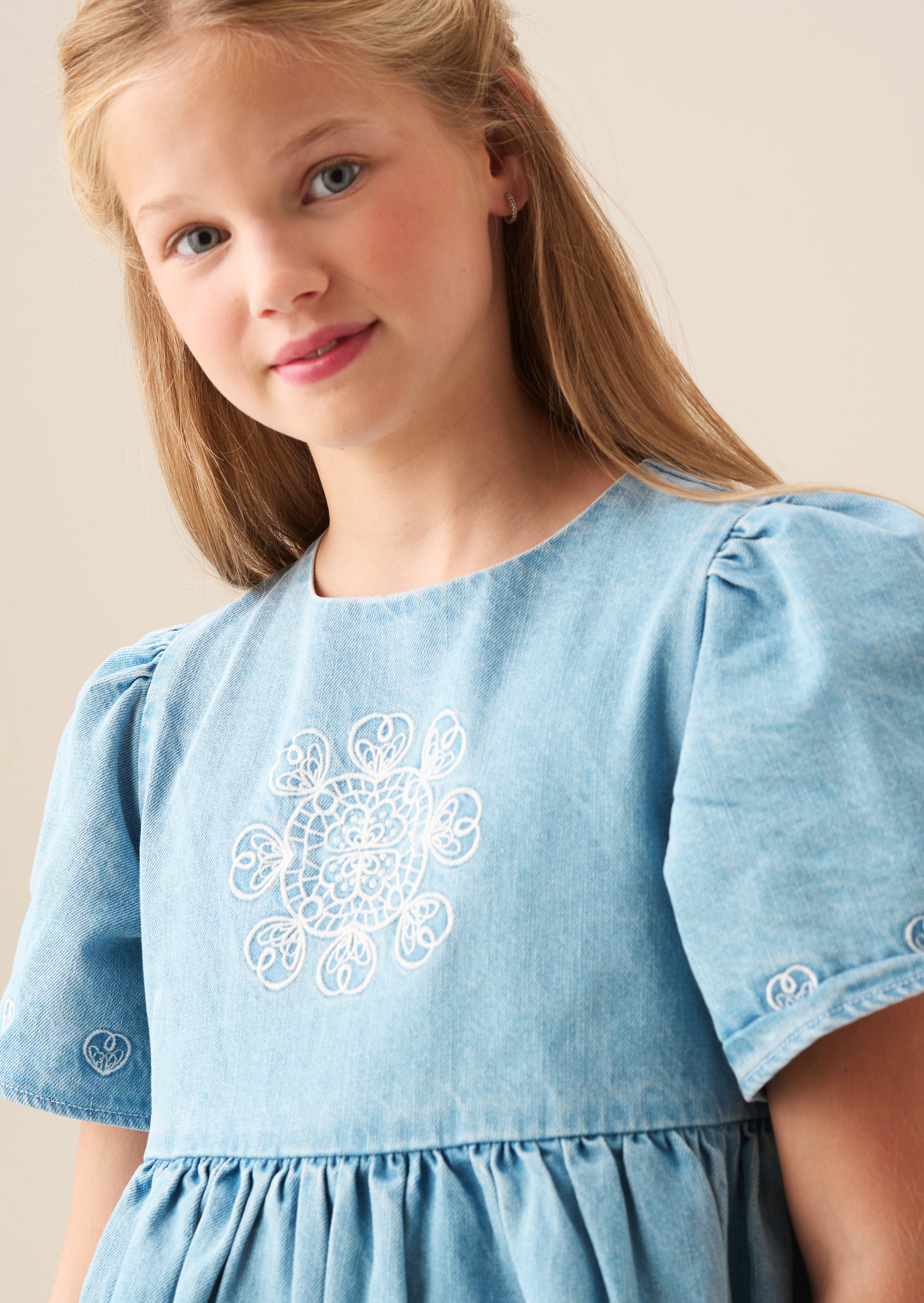 فستان سوينغ من الدنيم المطرز من Reyna