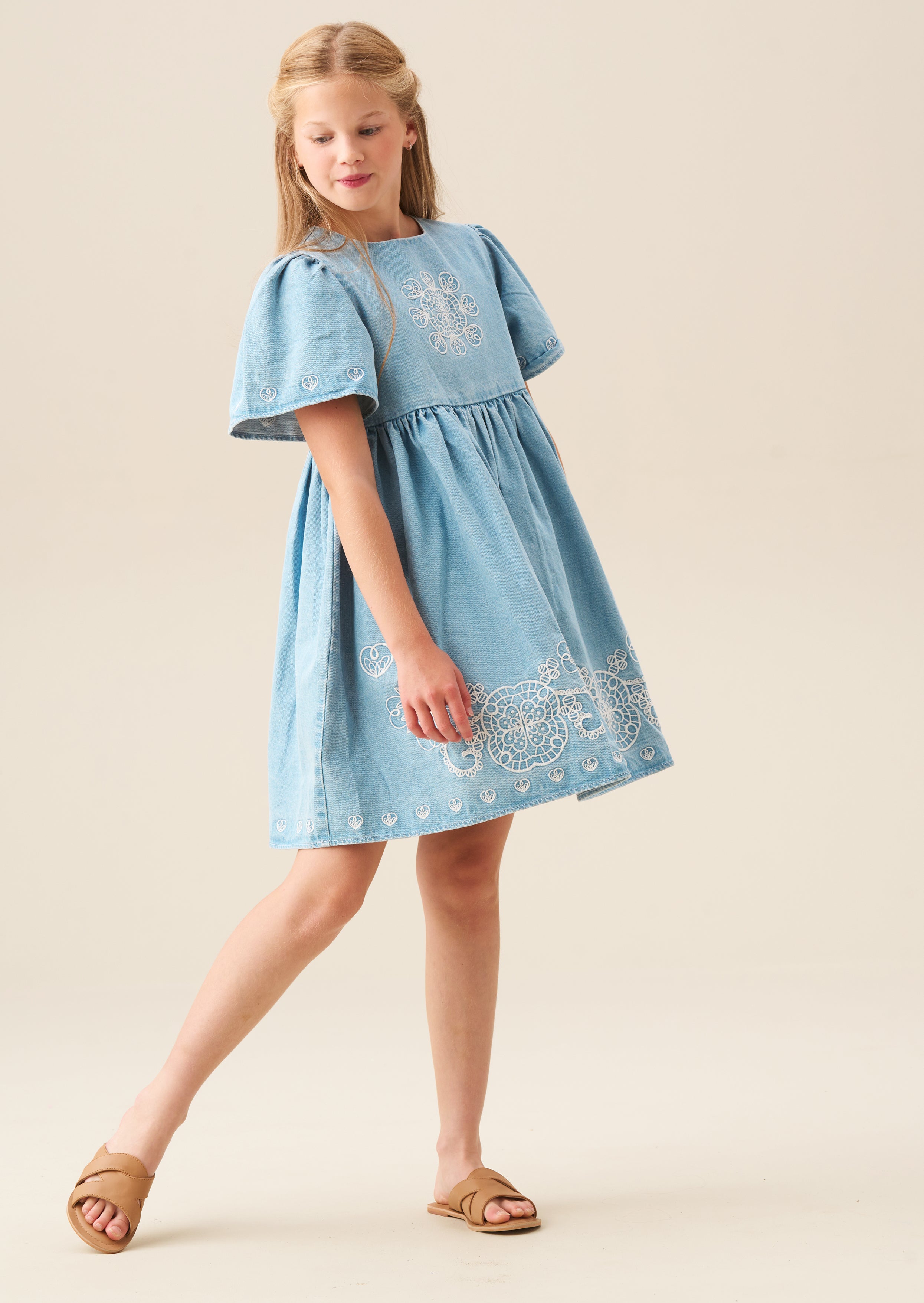 فستان سوينغ من الدنيم المطرز من Reyna