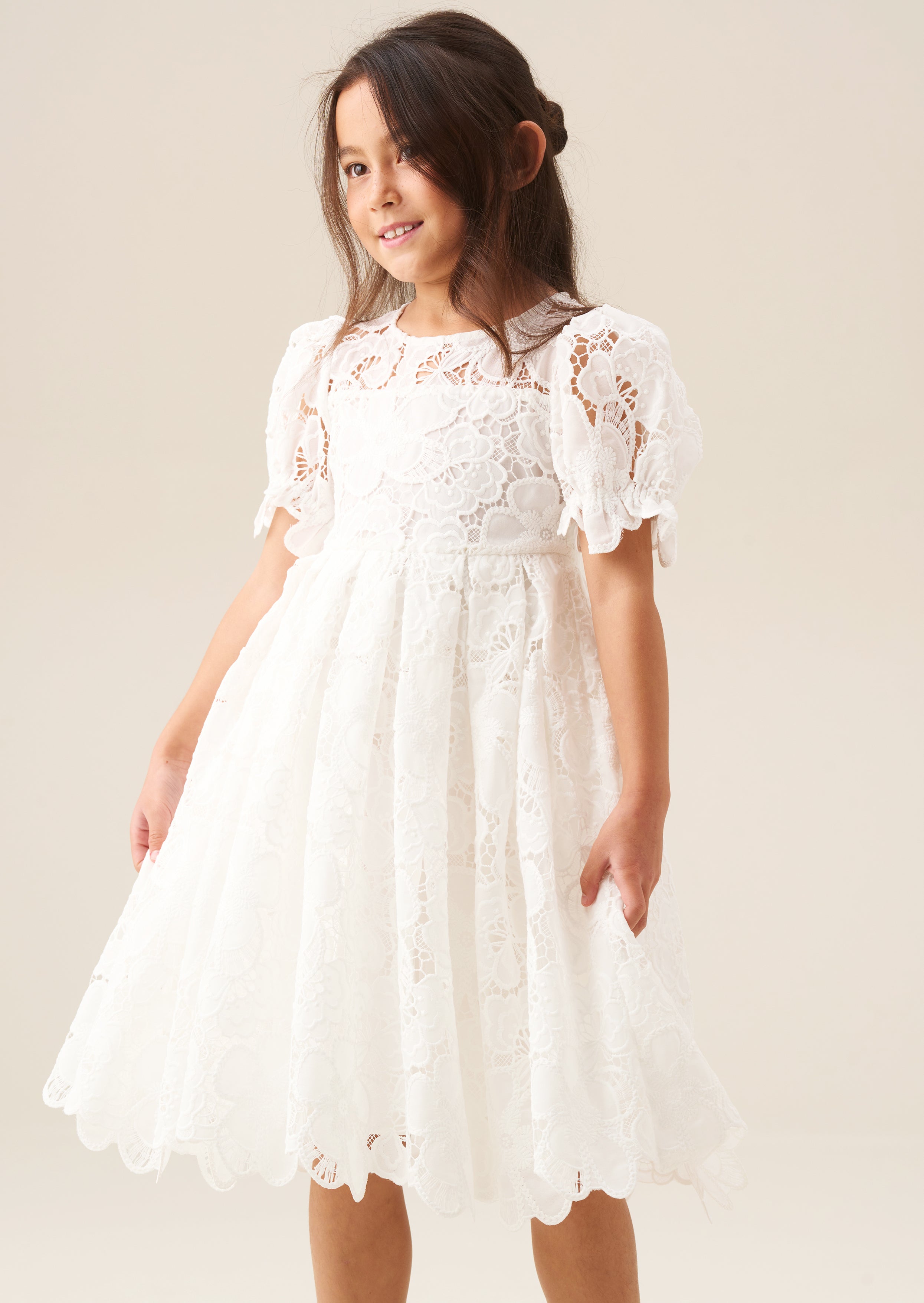 فستان مايفا الأبيض بالدانتيل