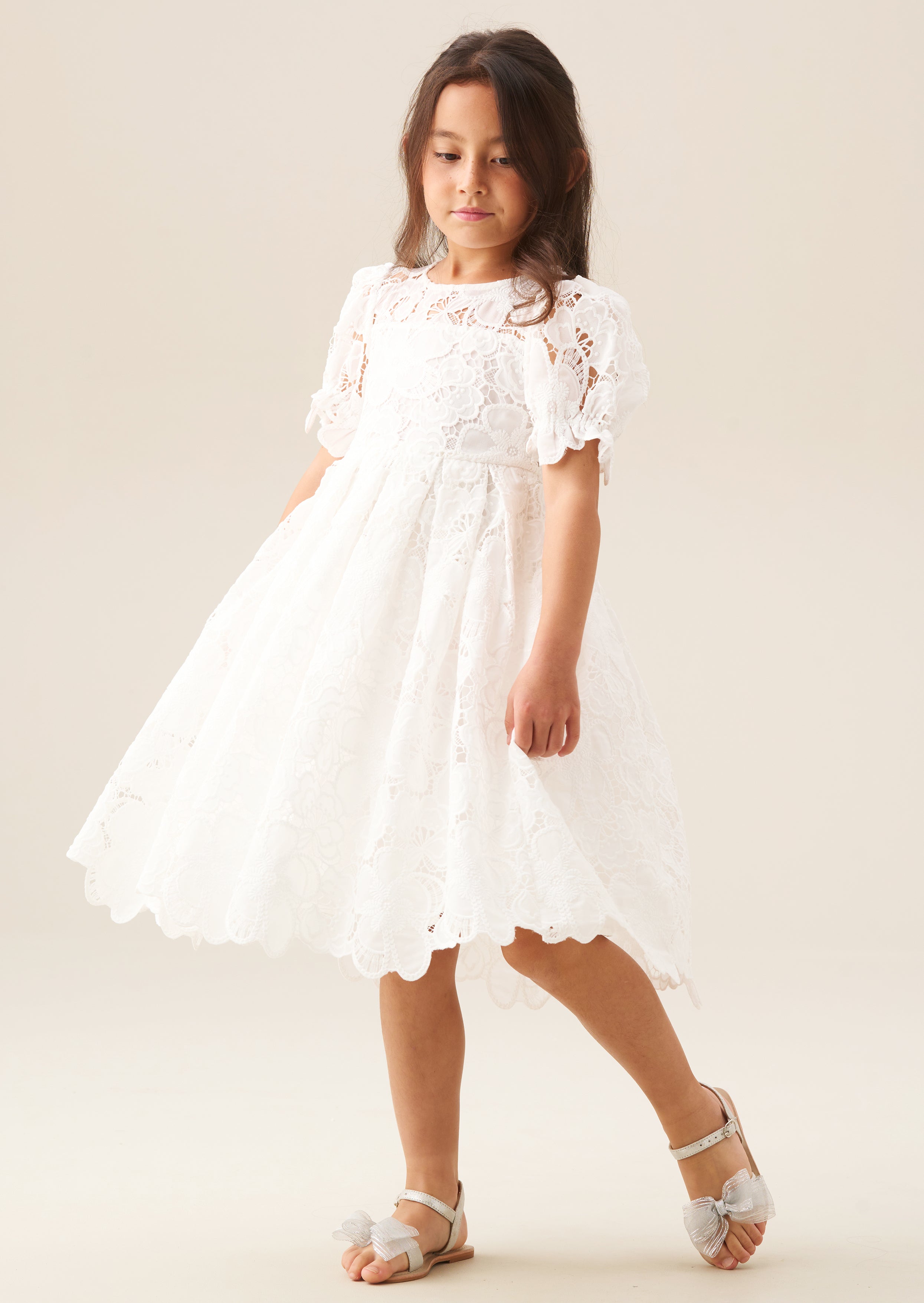 فستان مايفا الأبيض بالدانتيل