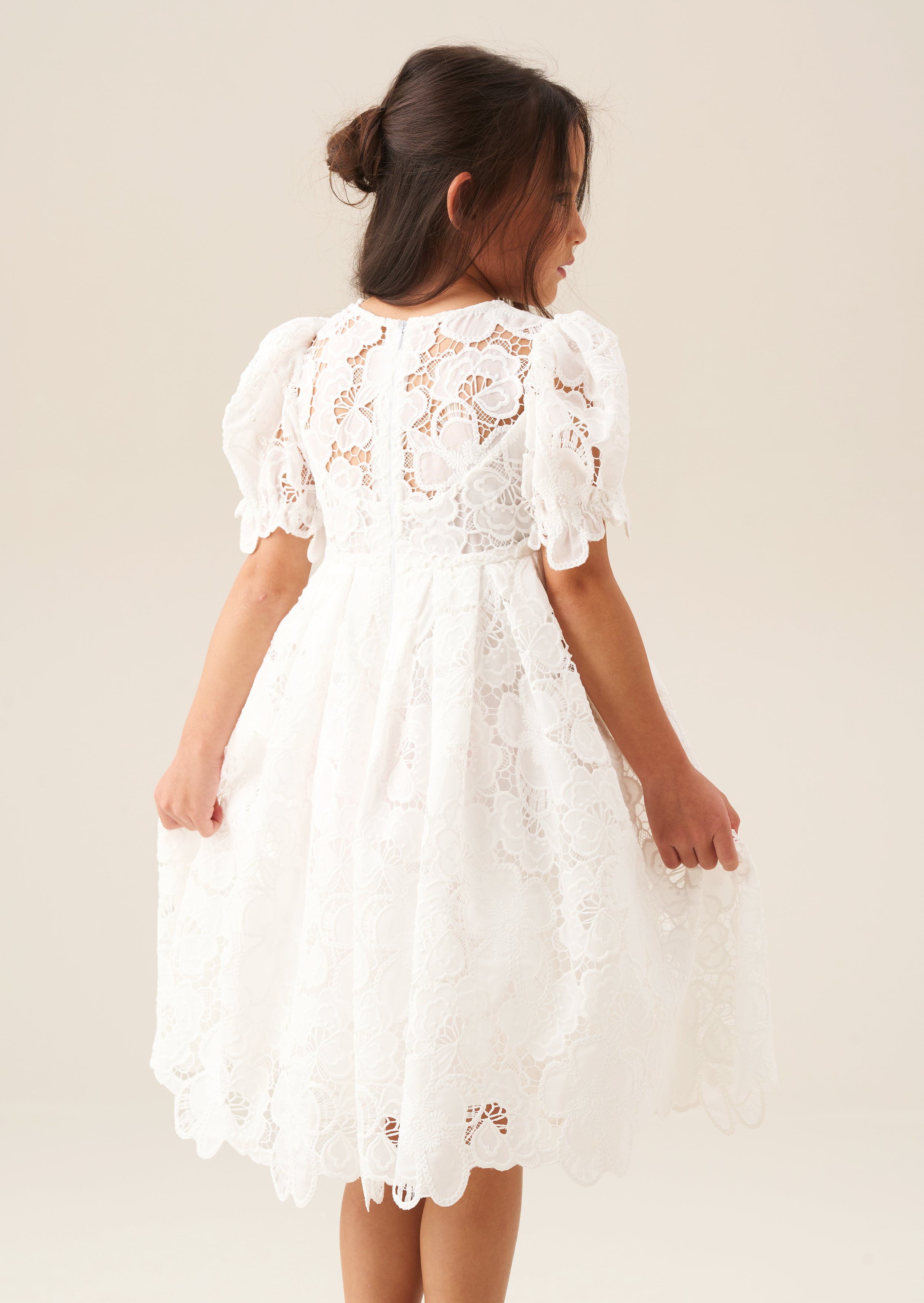 فستان مايفا الأبيض بالدانتيل