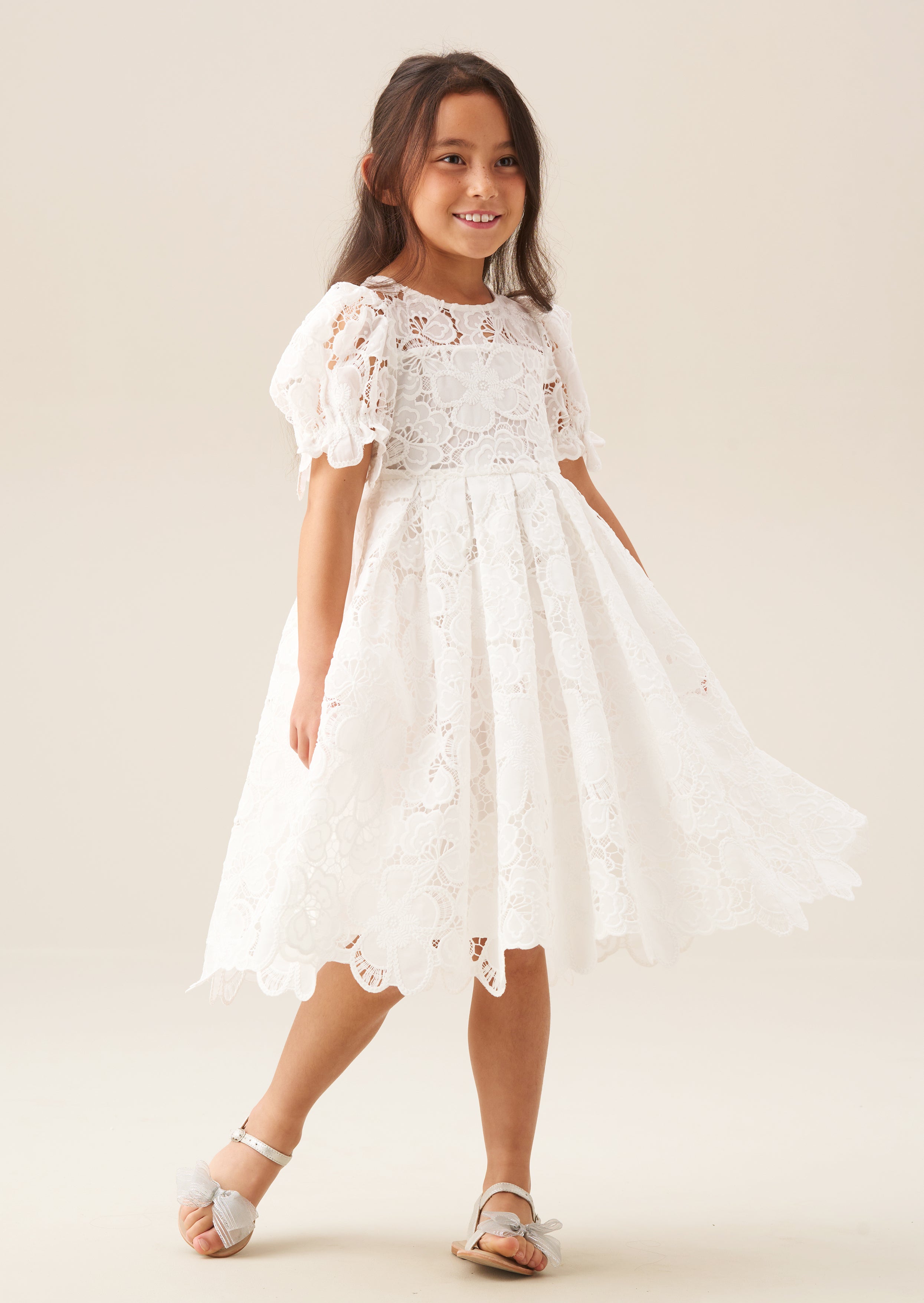 فستان مايفا الأبيض بالدانتيل