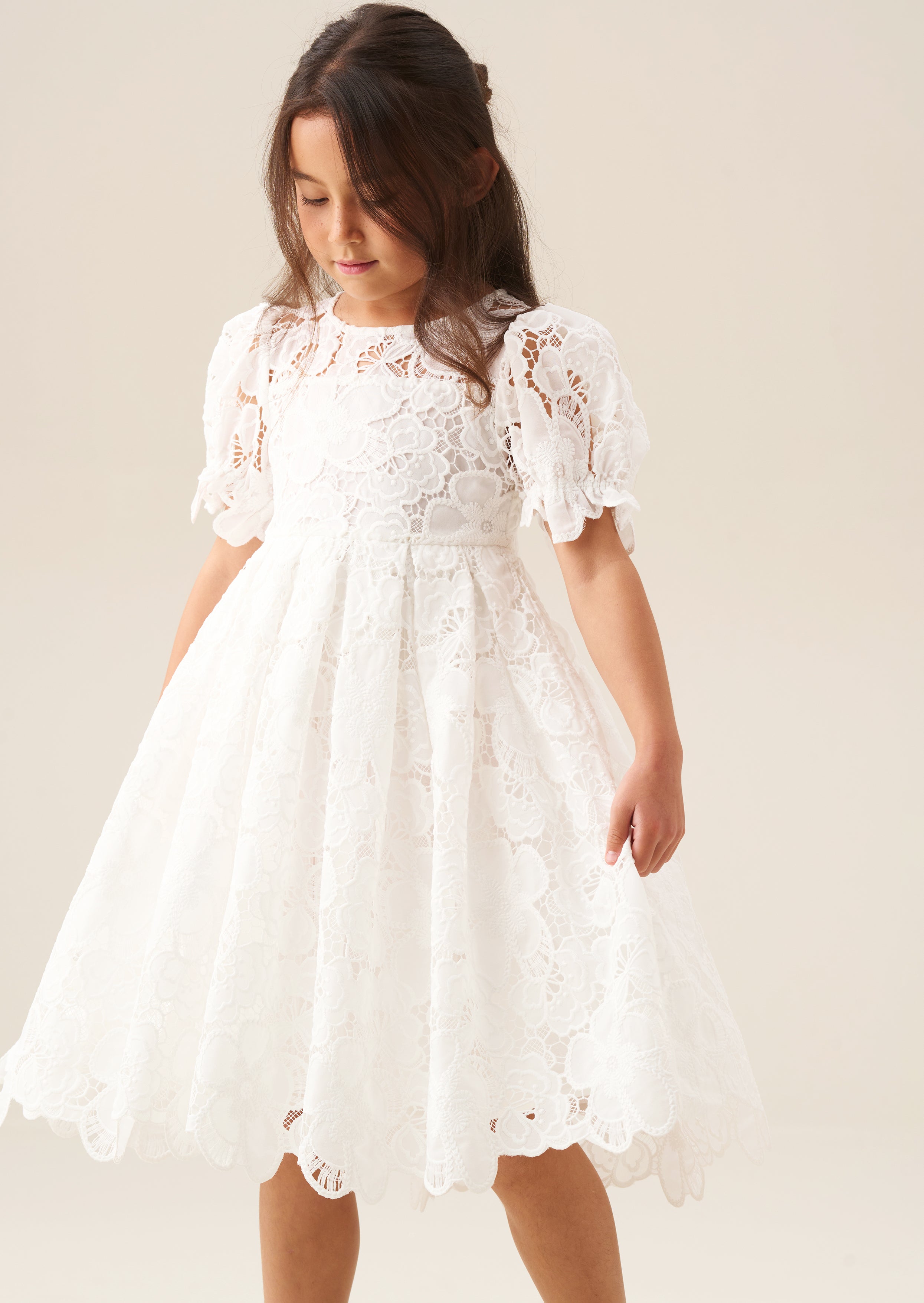 فستان مايفا الأبيض بالدانتيل