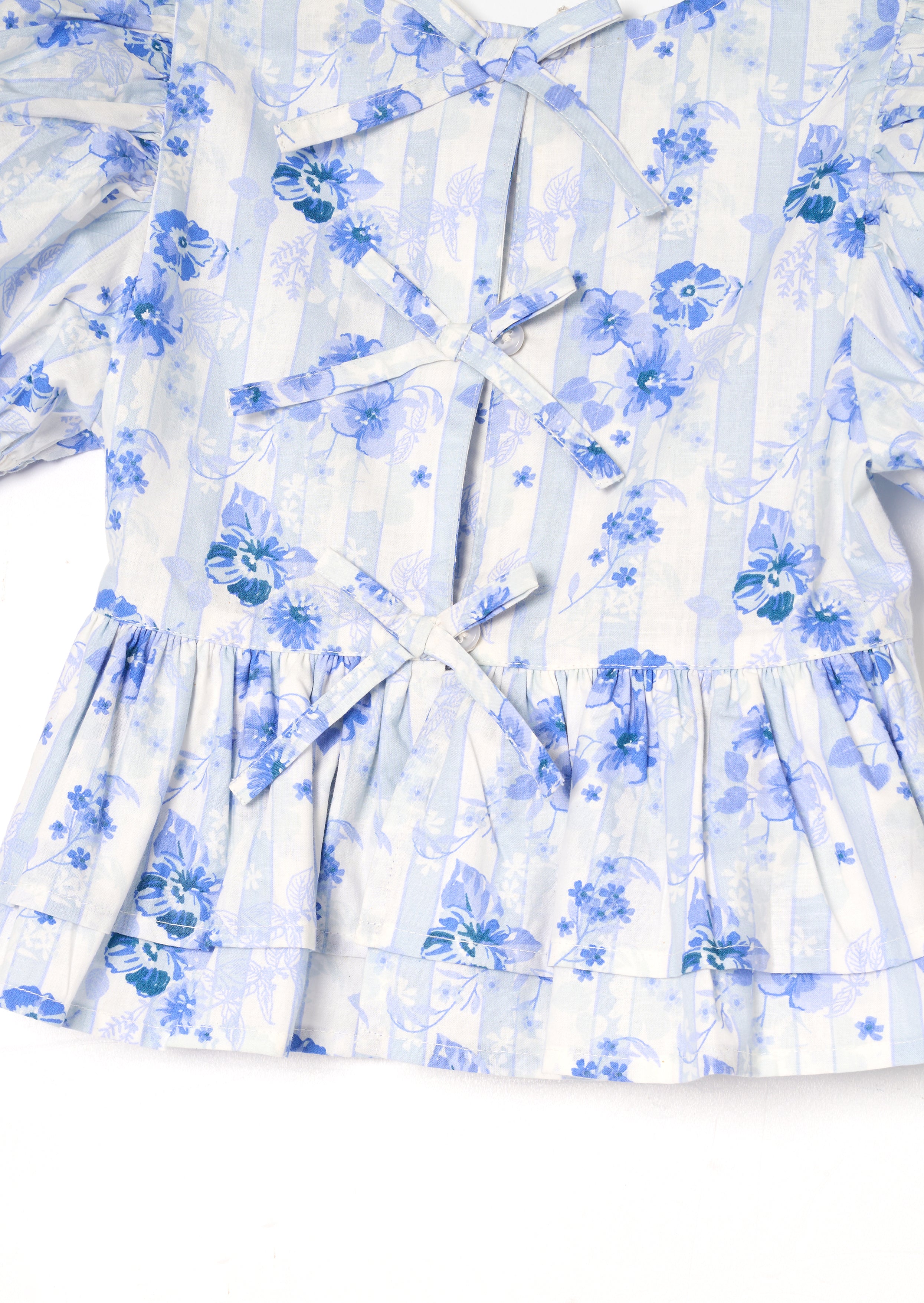 بلوزة بيا فلورال بتفصيل ربطة وبيبلوم