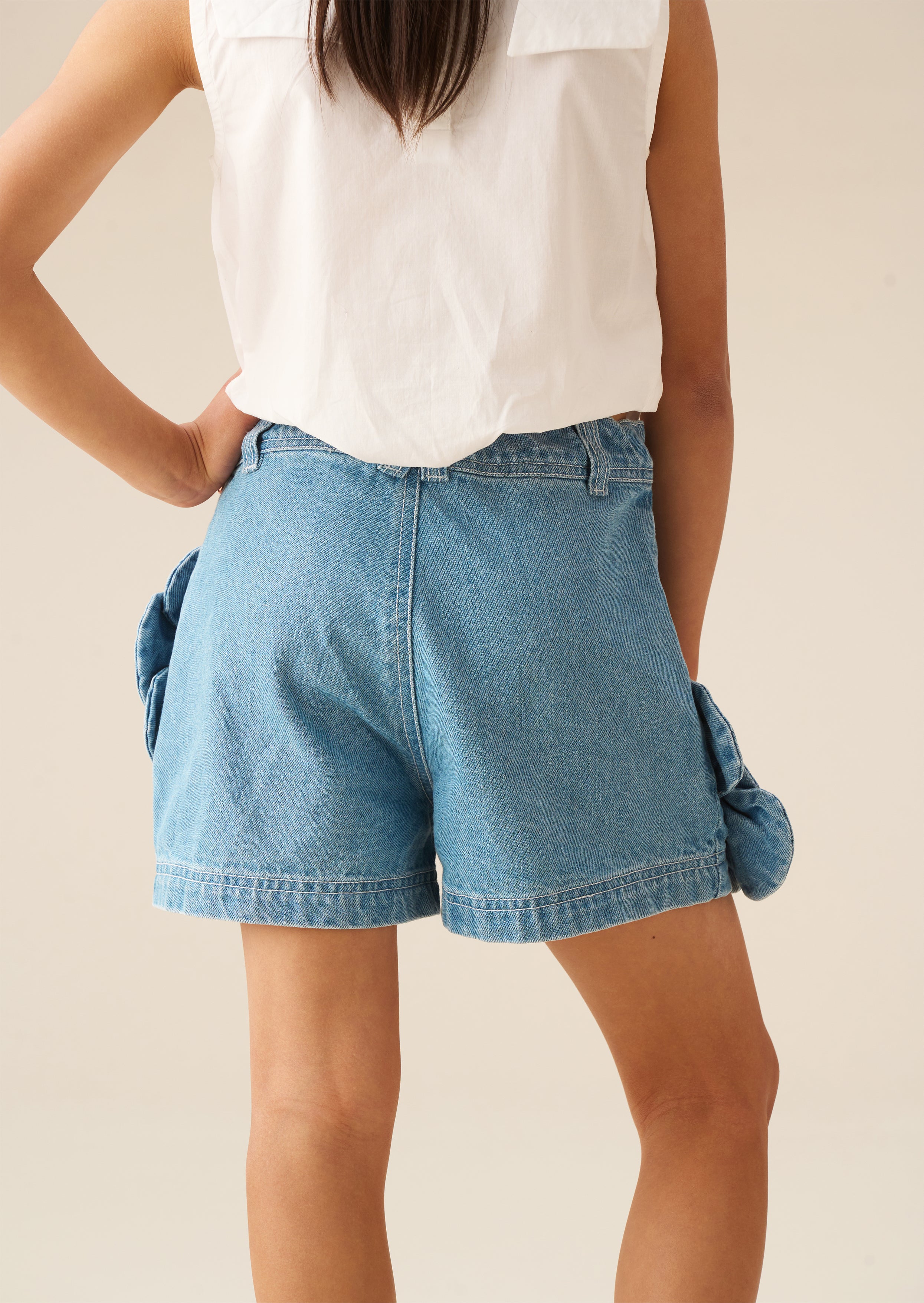 شورت دنيم إيدن ثلاثي الأبعاد مزين بالزهور