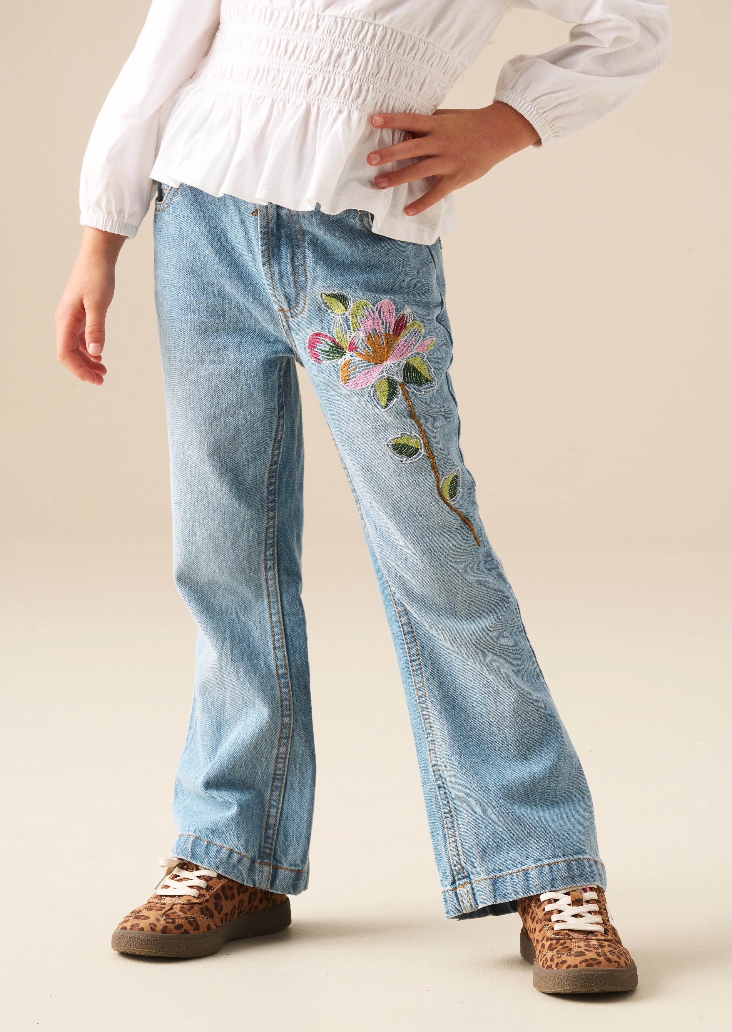 Millie bestickte ausgestellte Jeans aus Denim