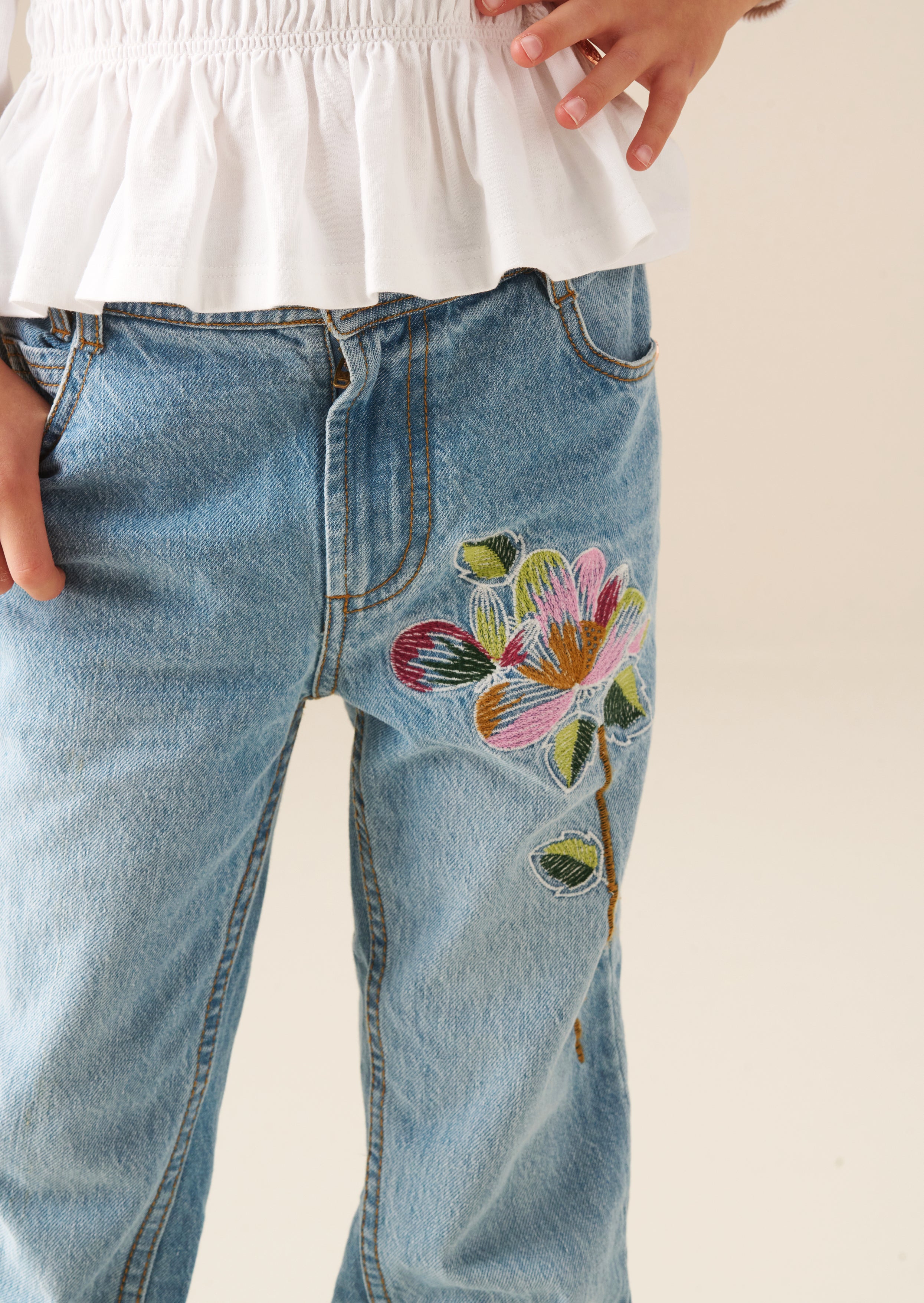 Millie bestickte ausgestellte Jeans aus Denim