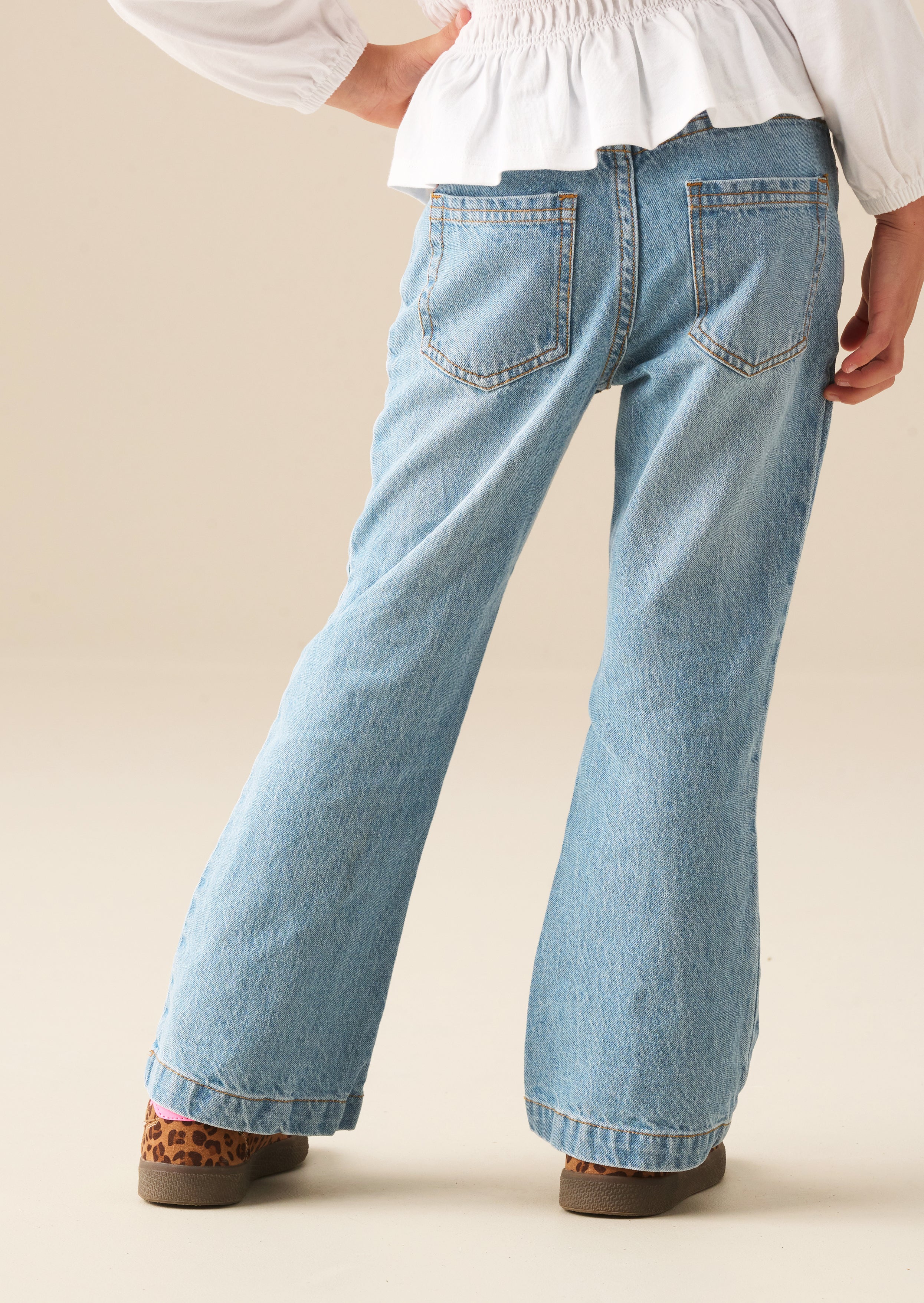 Millie bestickte ausgestellte Jeans aus Denim