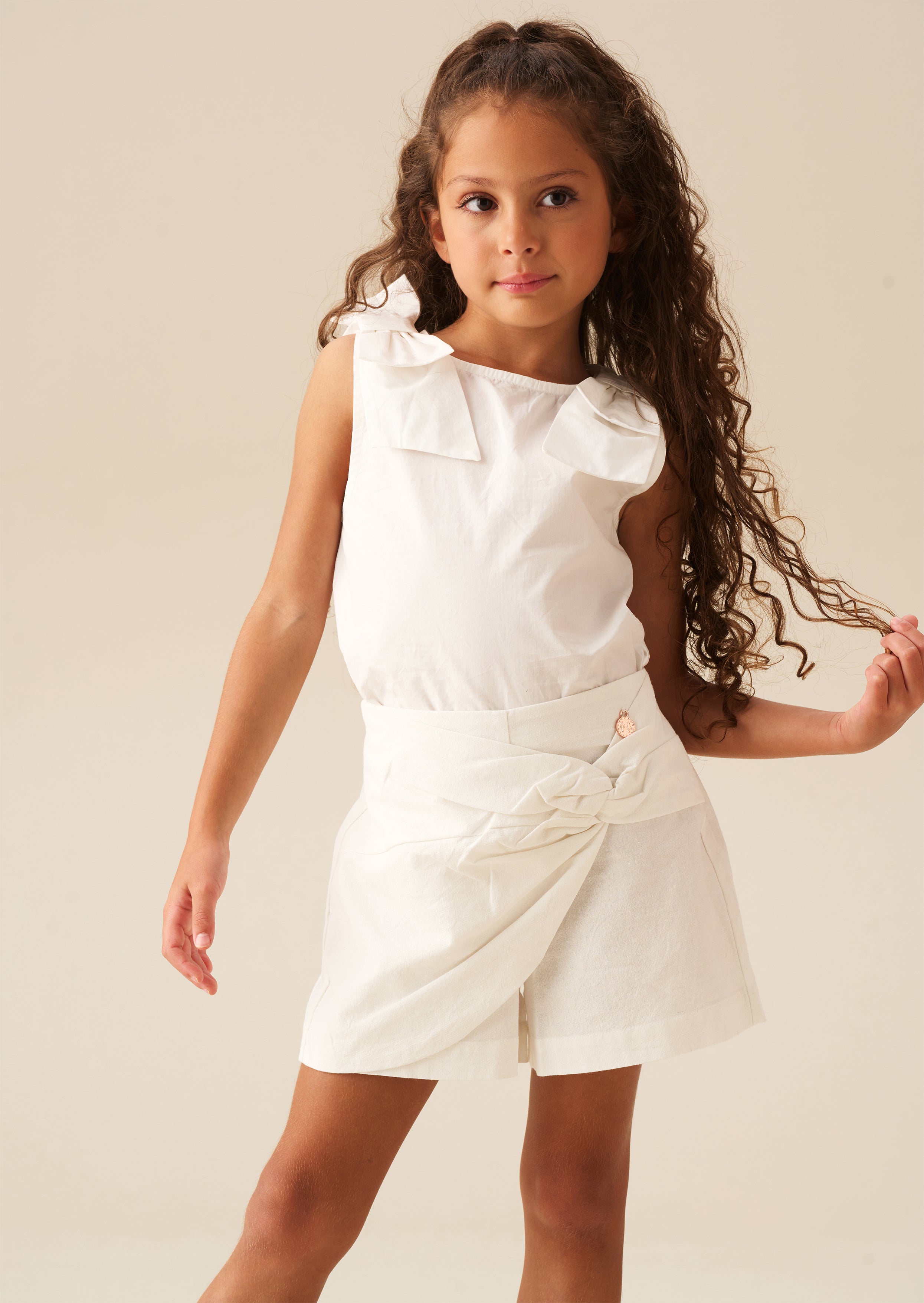 Kamizelka z detalem wstążki laurowej