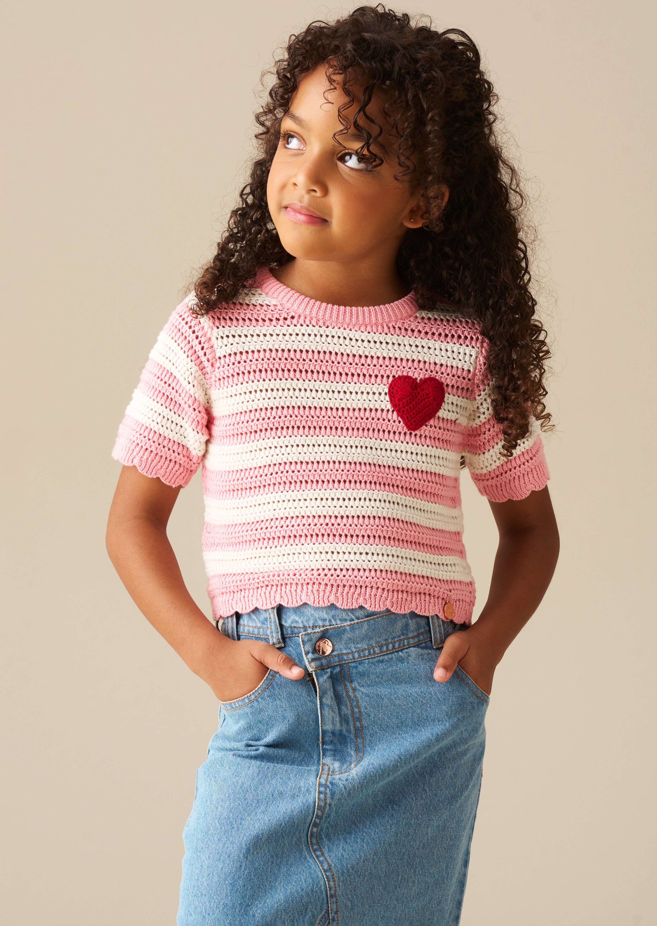 Meg haftowany top dzianinowy w paski z sercem