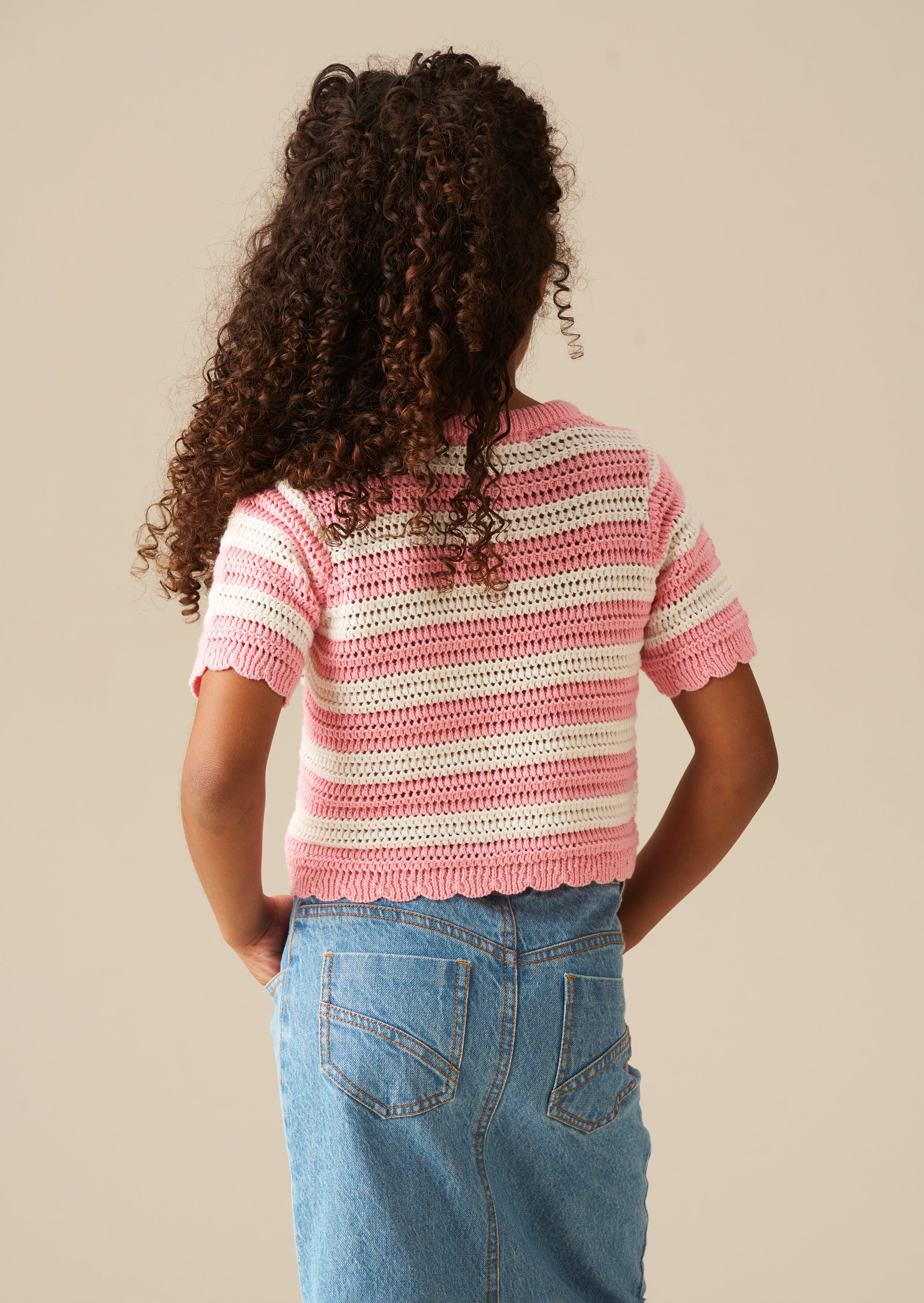 Meg haftowany top dzianinowy w paski z sercem