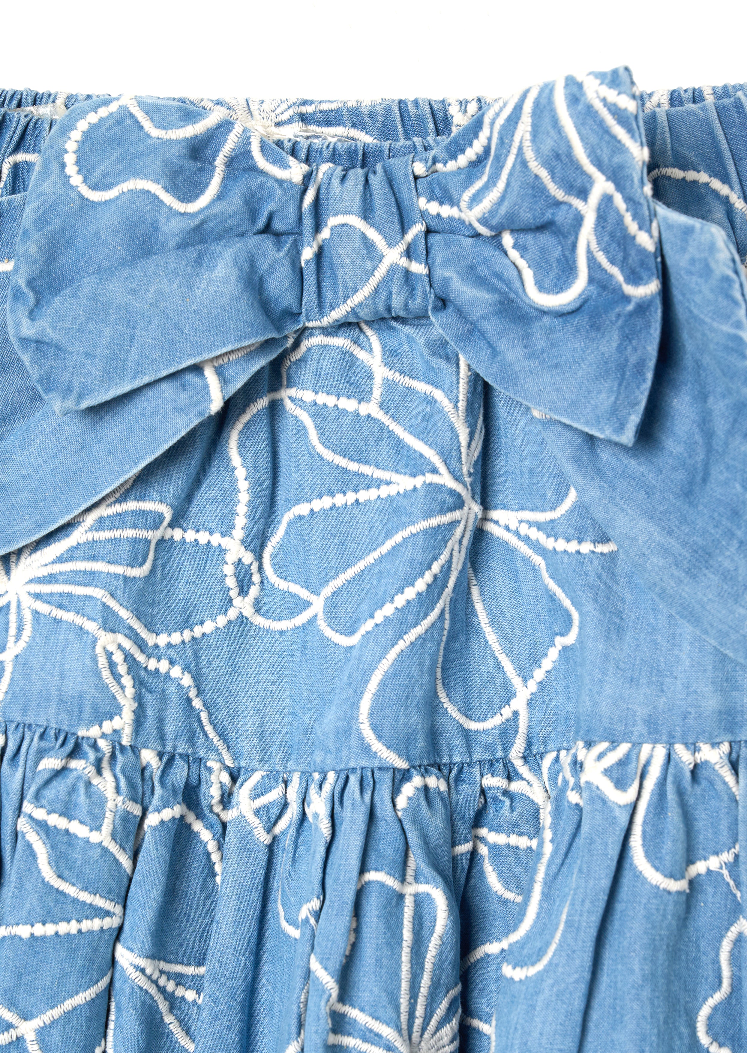تنورة دينيم مزينة بتطريز مايا مع فيونكة