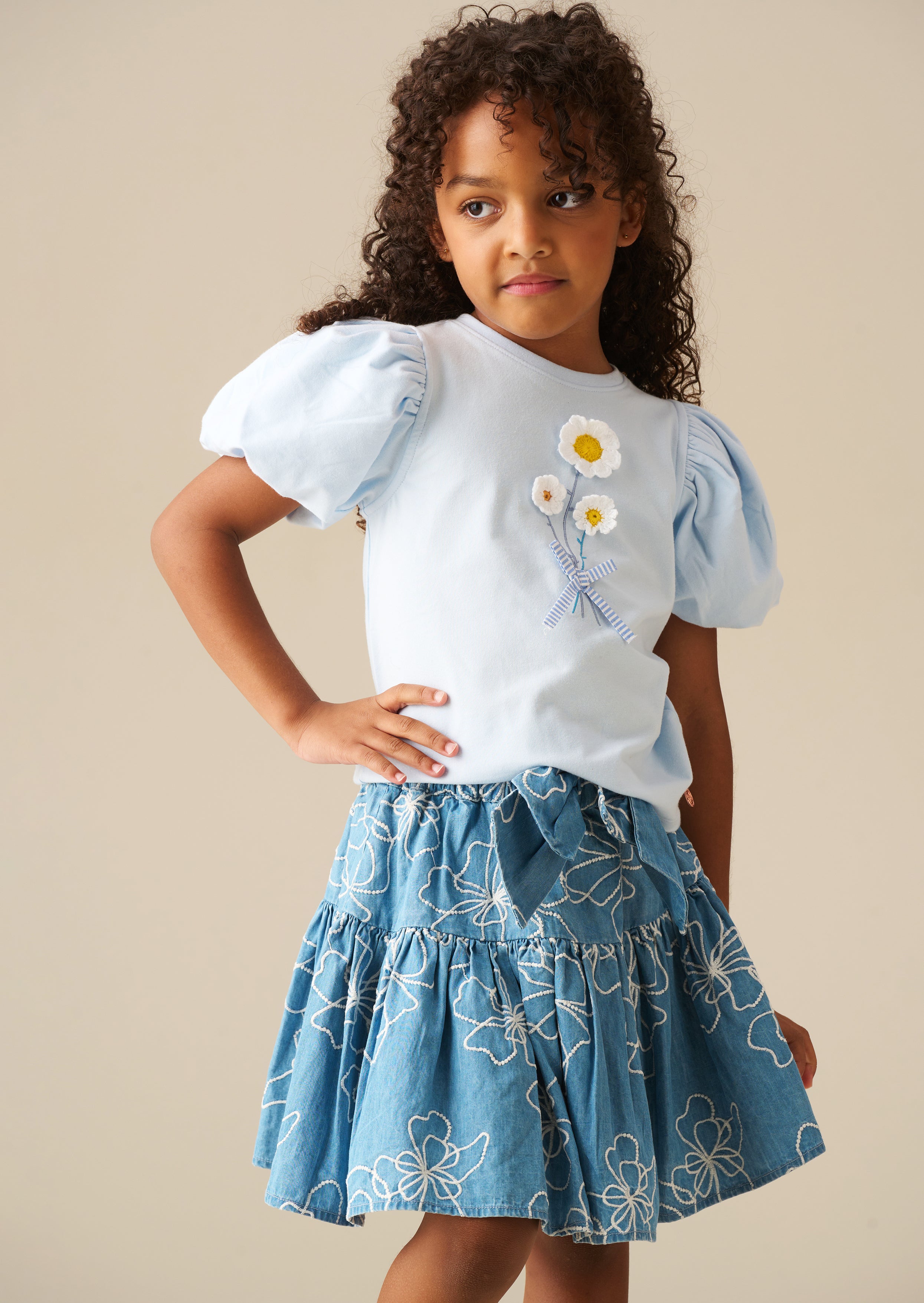 تنورة دينيم مزينة بتطريز مايا مع فيونكة