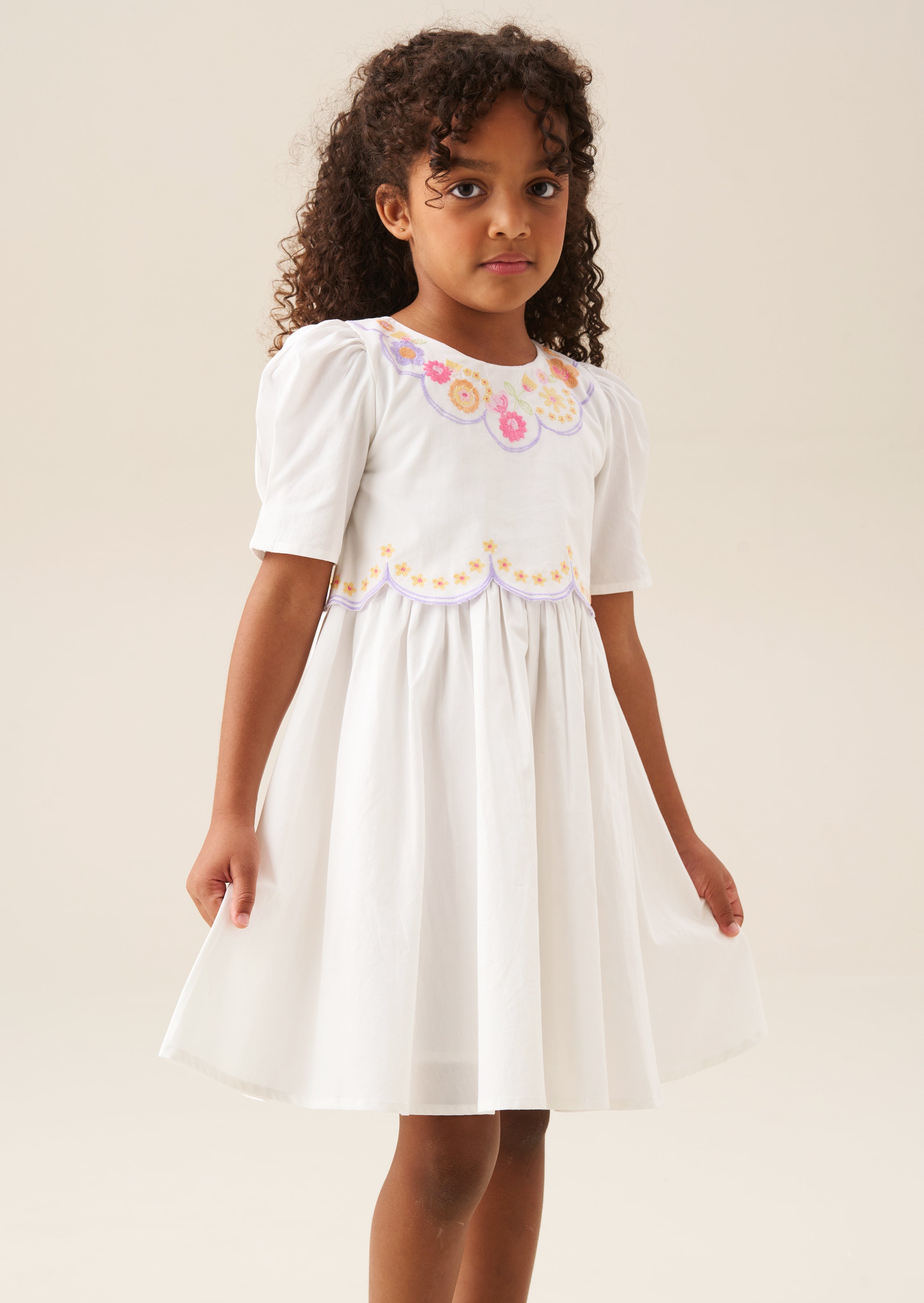 فستان جابي المطرز بالزهور