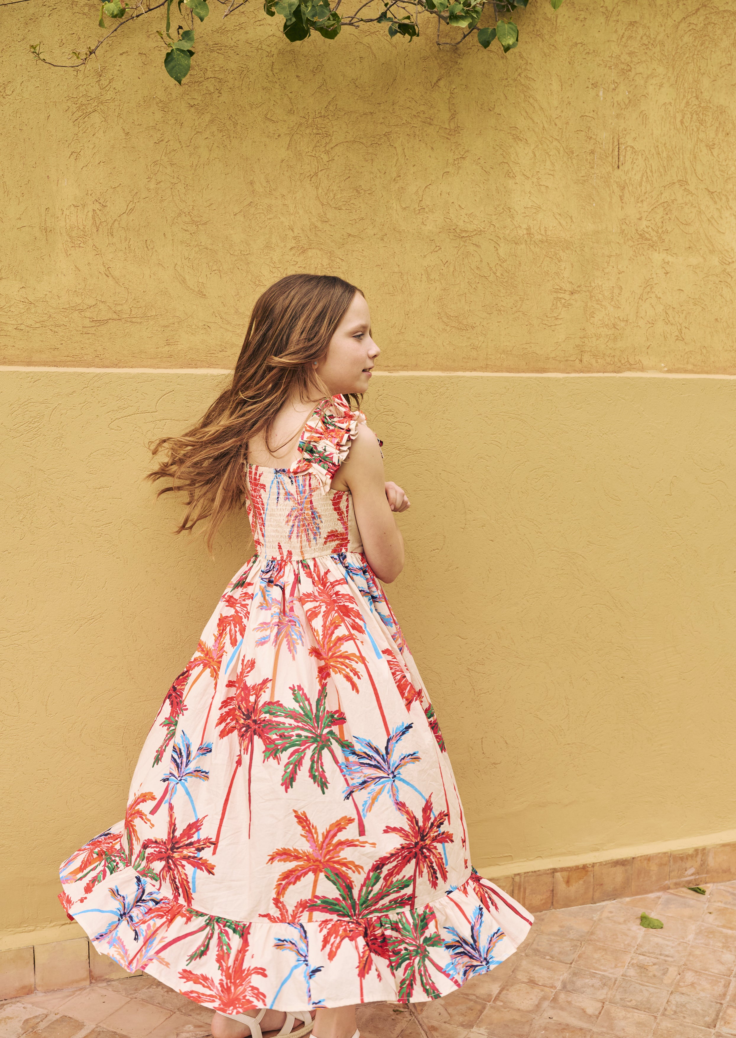 فستان راي بطبعة النخيل وحمالات مكشكشة