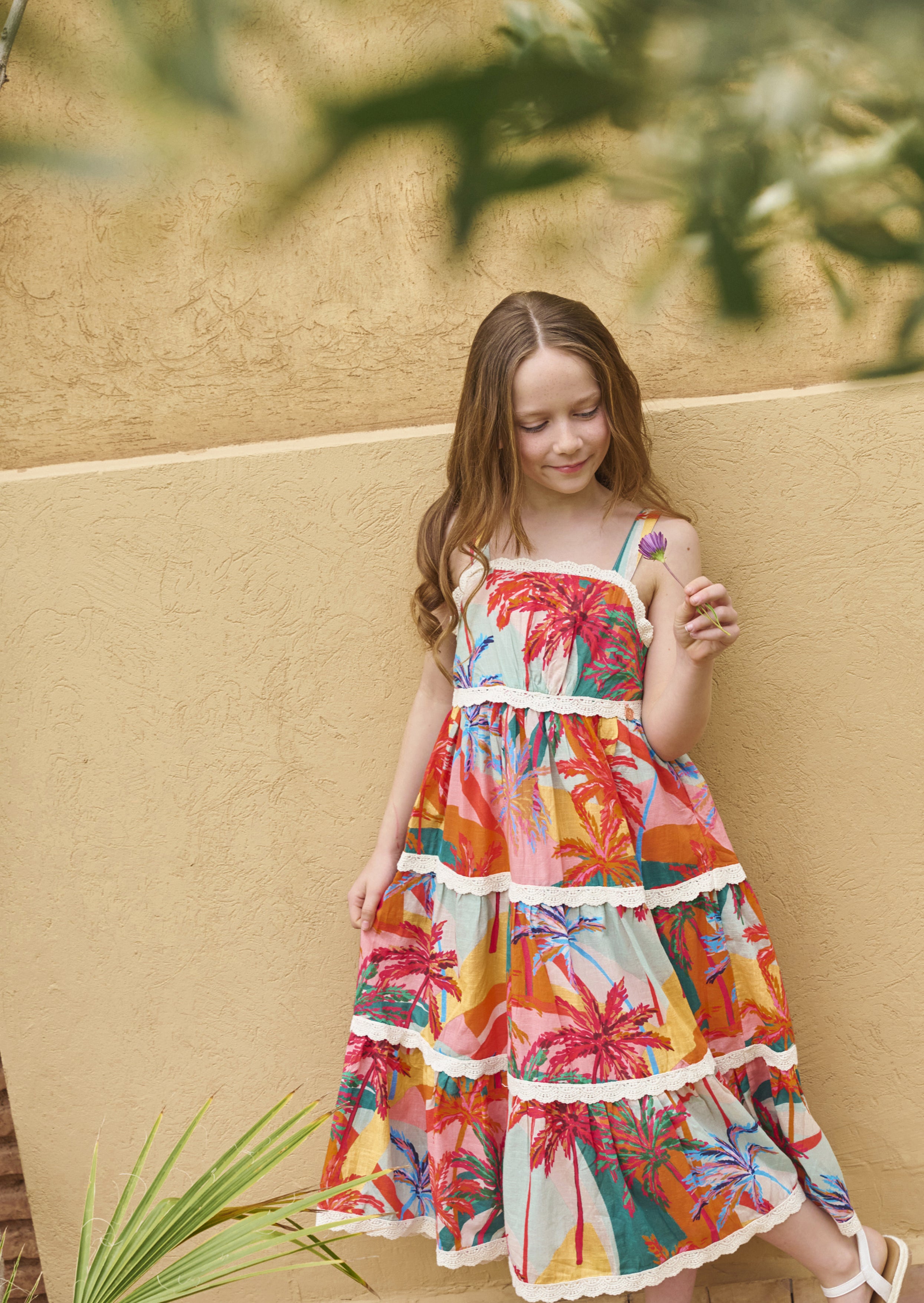 فستان كينسلي بطبعة النخيل مع حافة دانتيل متعددة الطبقات