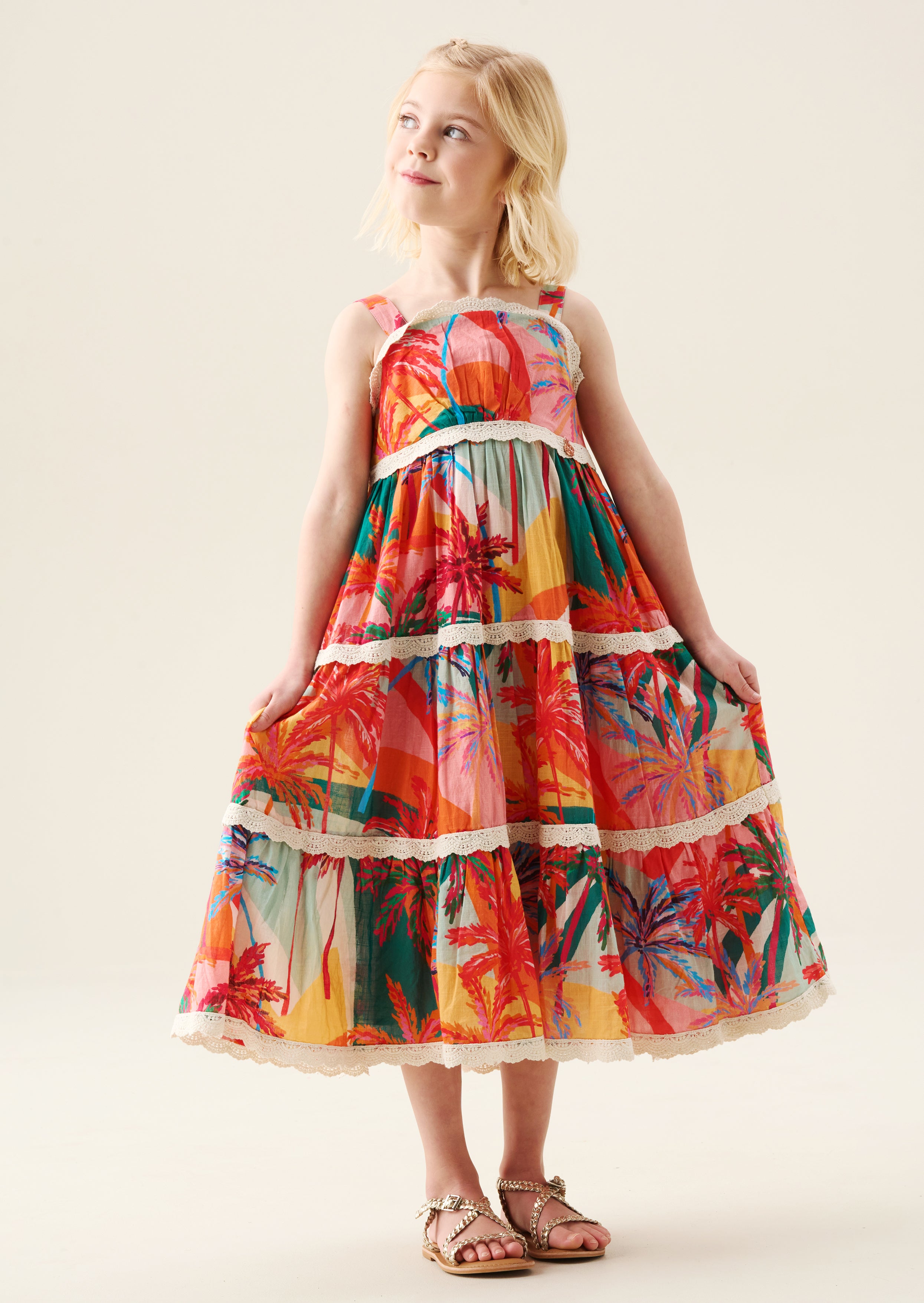 שמלת שכבות עם תחרה והדפס עלי דקל של קינסלי