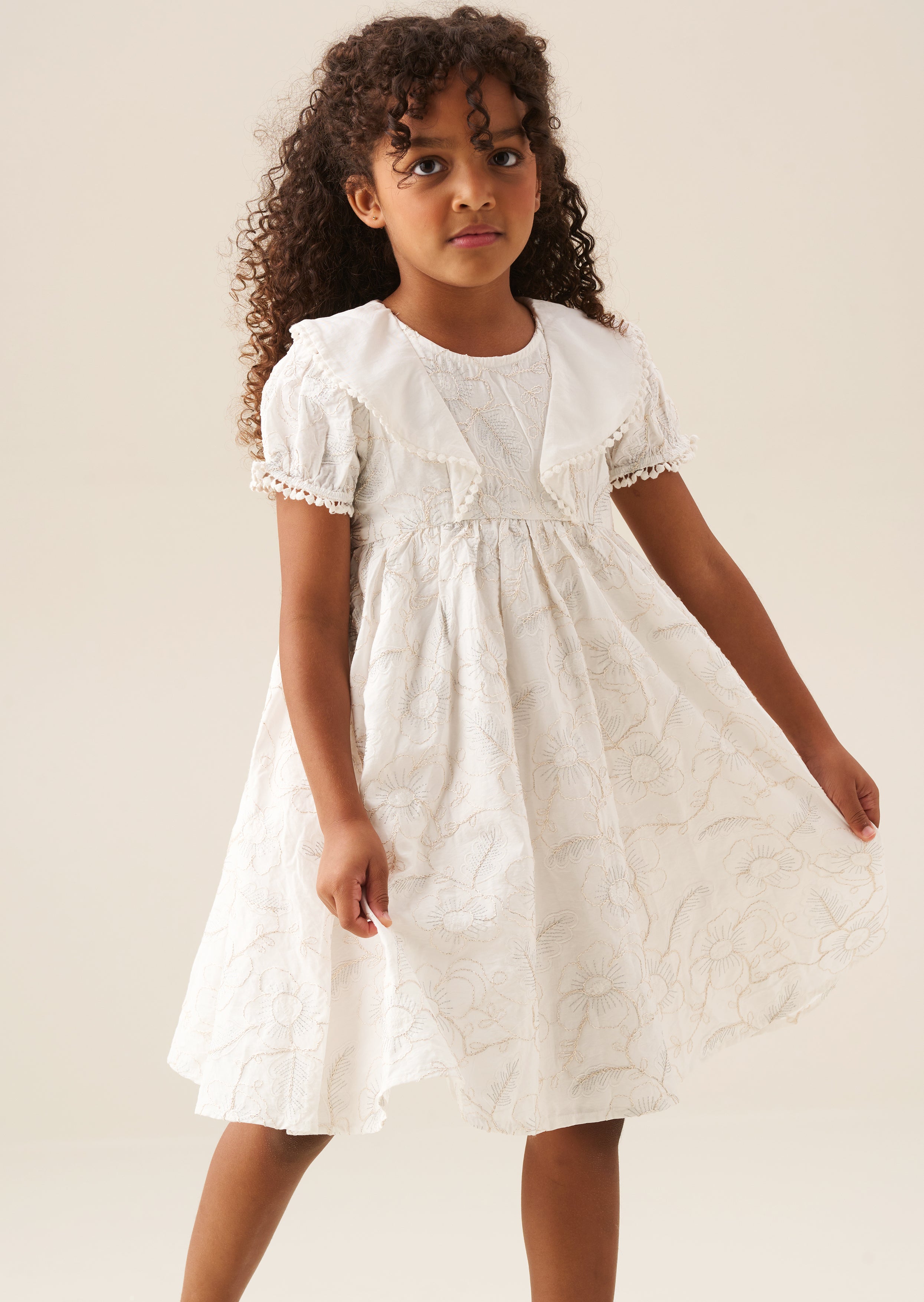 Aurora Kleid mit Blumenstickerei