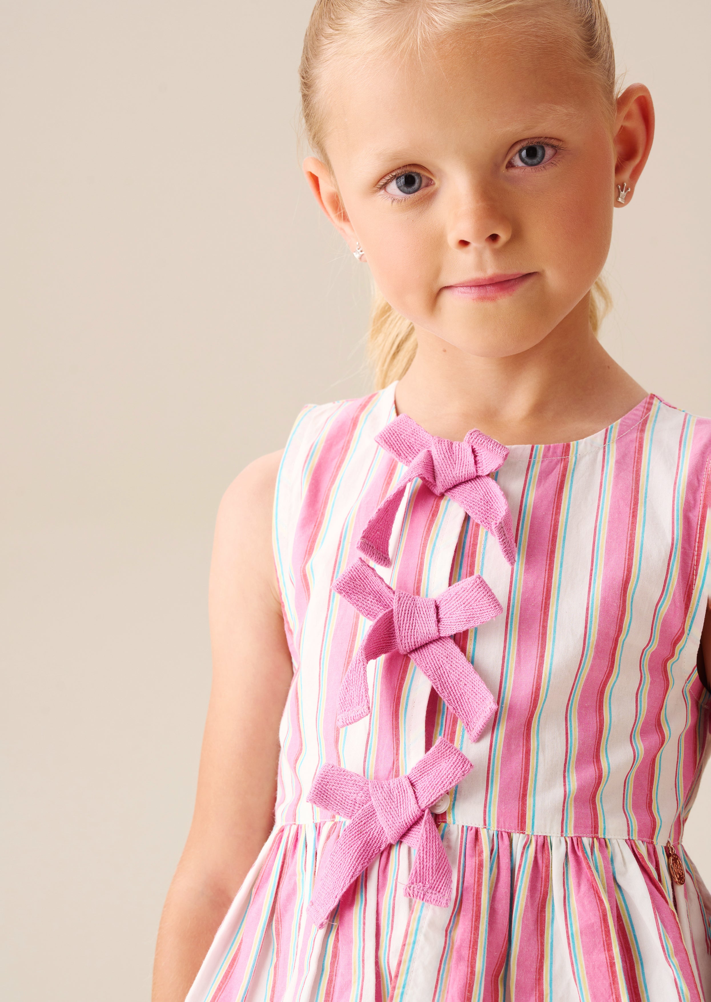 قميص صدرية تامي مخطط مع ربطة عنق أمامية عند الخصر