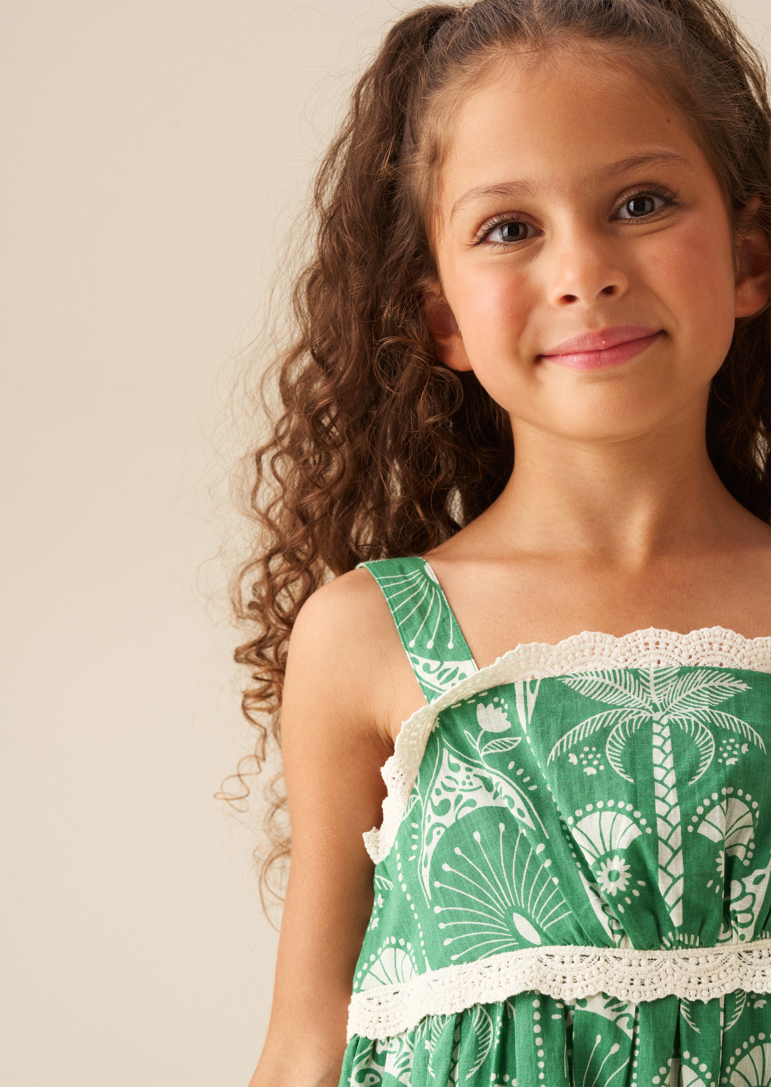 Vestido con volantes en capas, encaje y estampado de palmas Kinsley