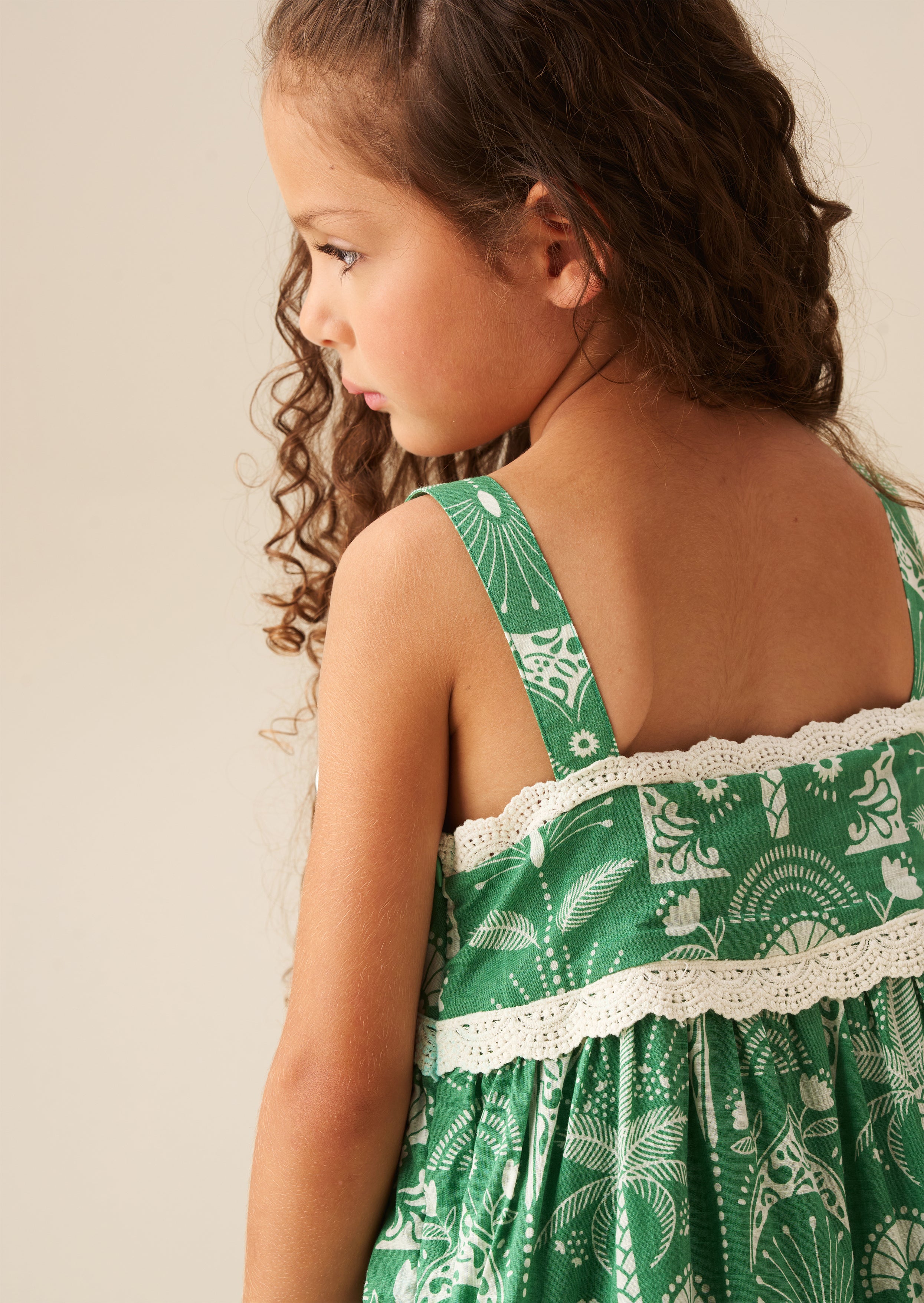 Vestido con volantes en capas, encaje y estampado de palmas Kinsley