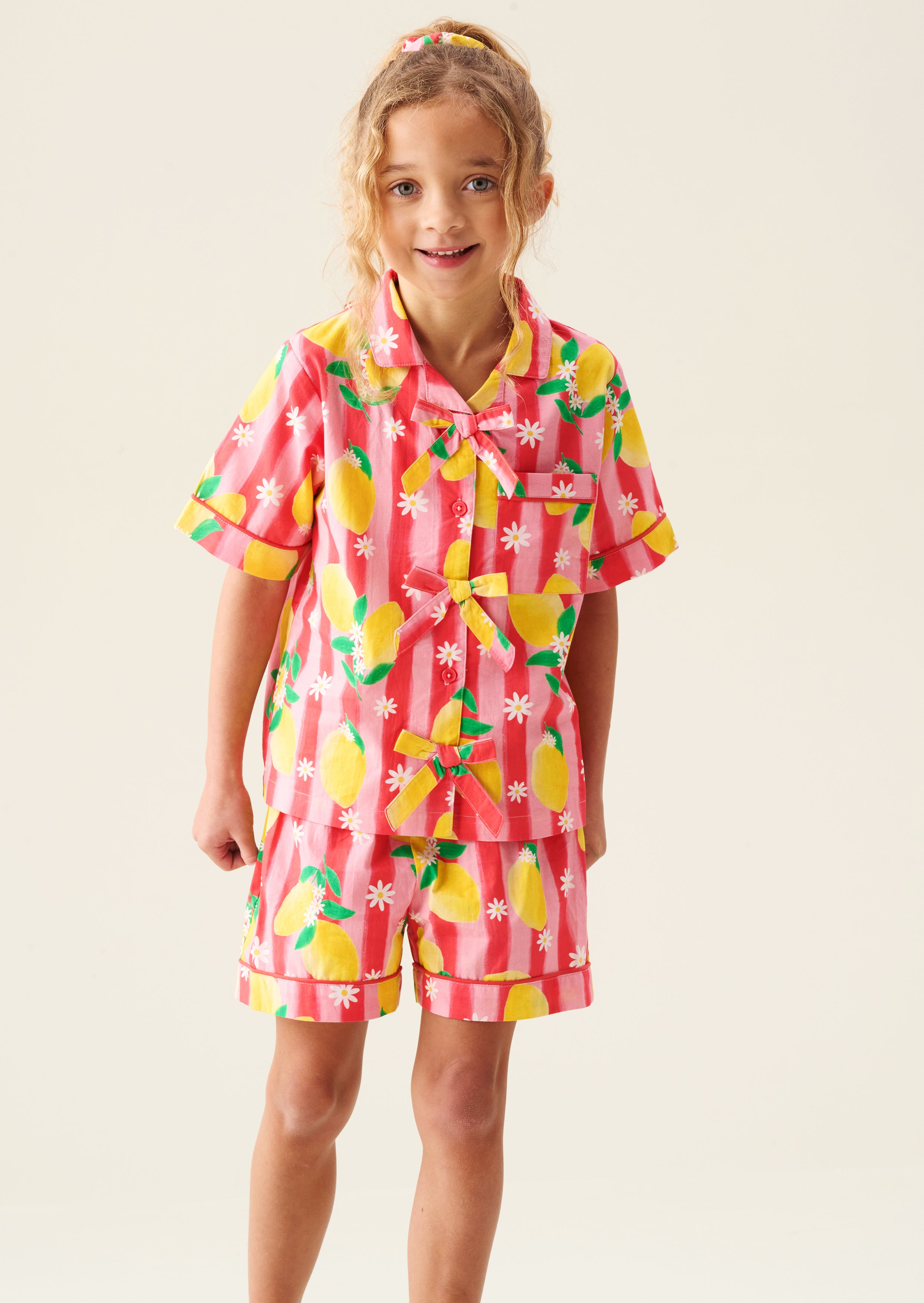 قميص وبيجاما قصيرة بطبعة الليمون من كابري