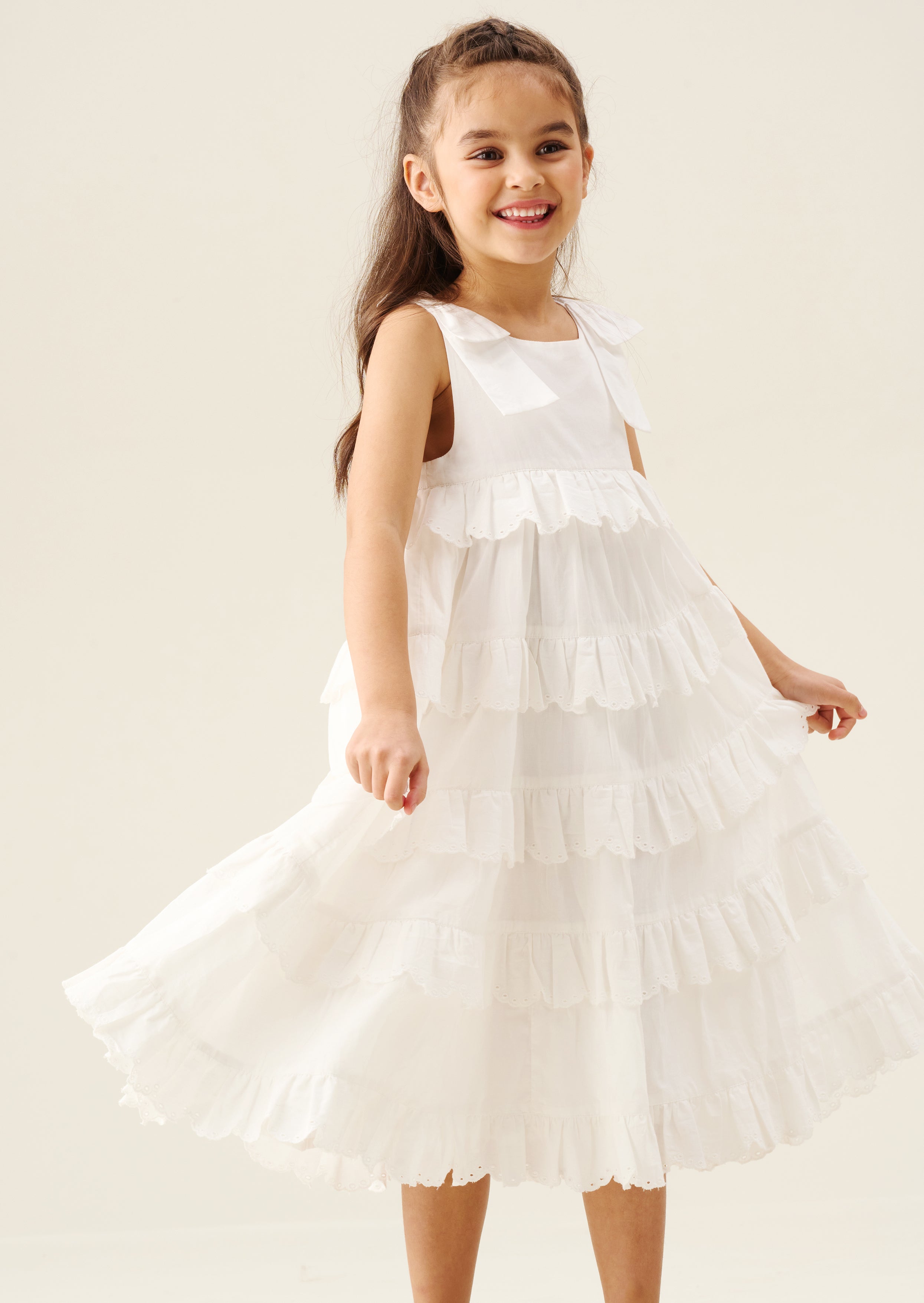 Yasmine Kleid mit Schleifenriemen und gestuften Längen bis zur Mitte der Wade