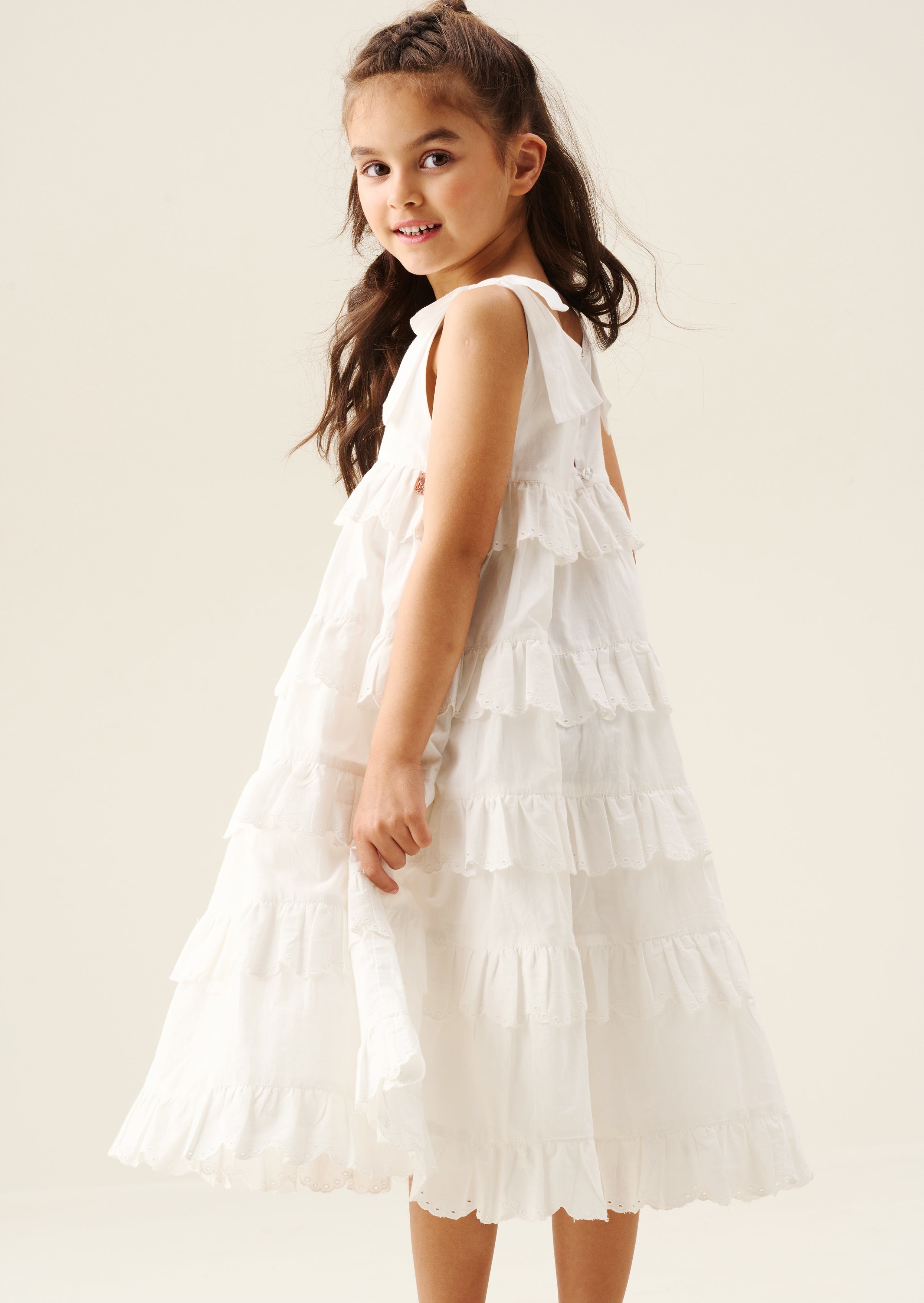 Yasmine Kleid mit Schleifenriemen und gestuften Längen bis zur Mitte der Wade