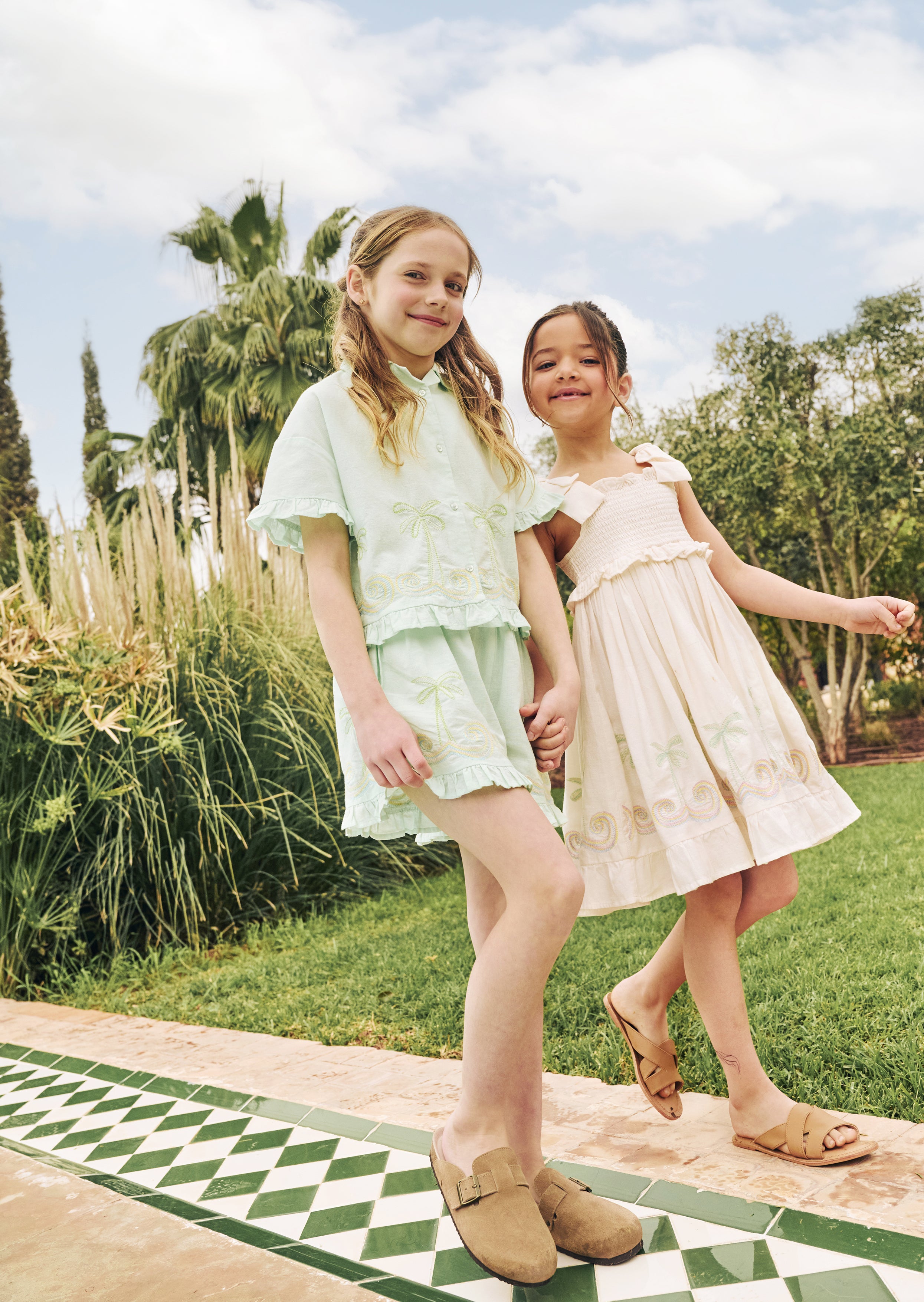 Sukienka na słońce z haftowanym brzegiem Palma