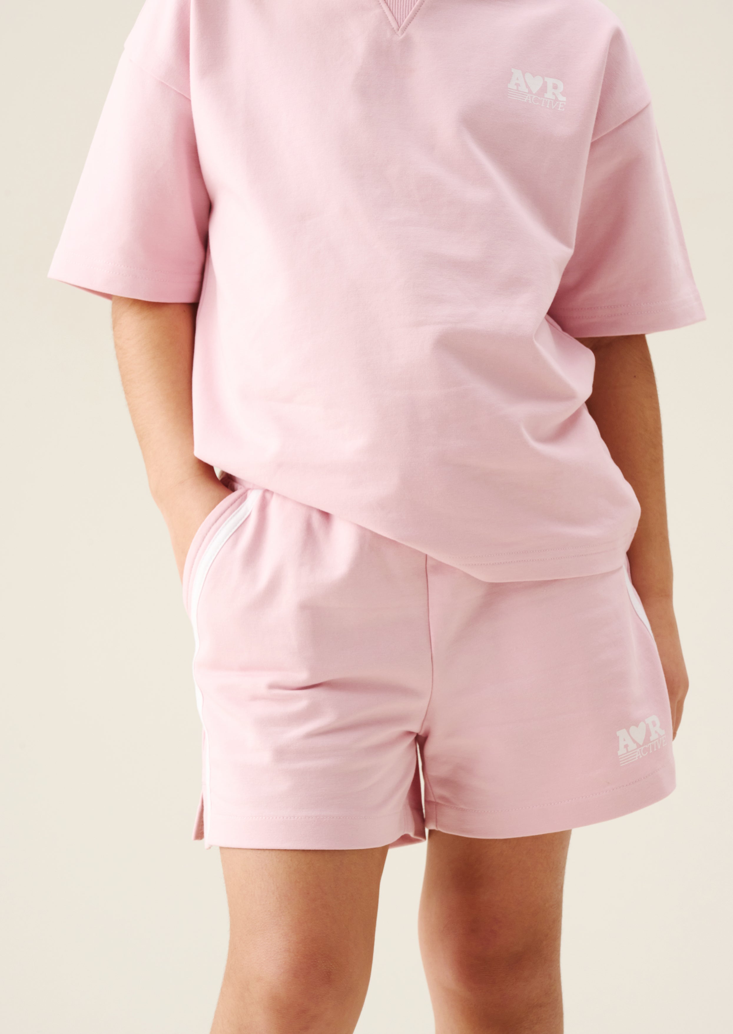 شورت قصير وردي بخط جانبي