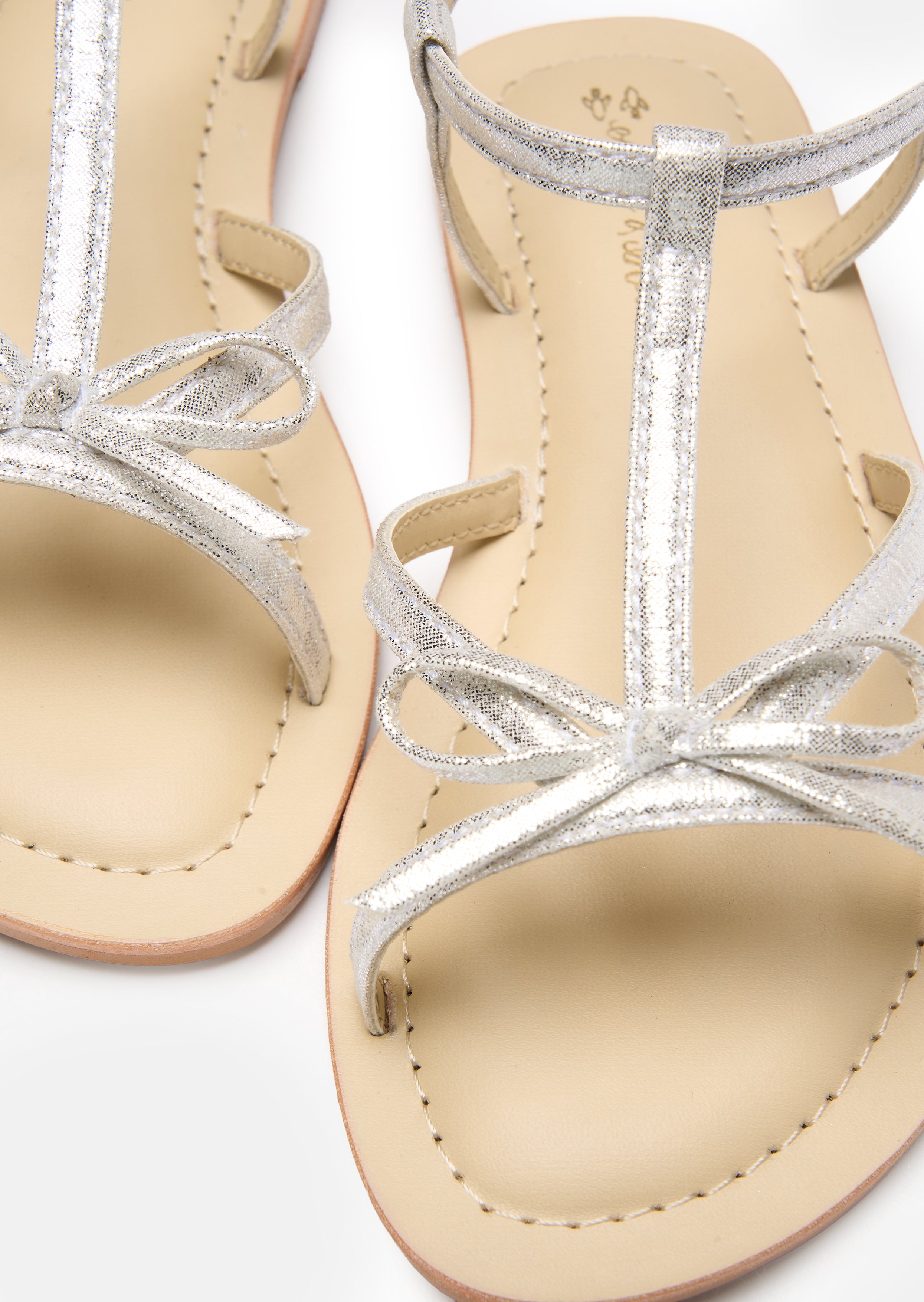 صنادل بحزام فضي على شكل قوس