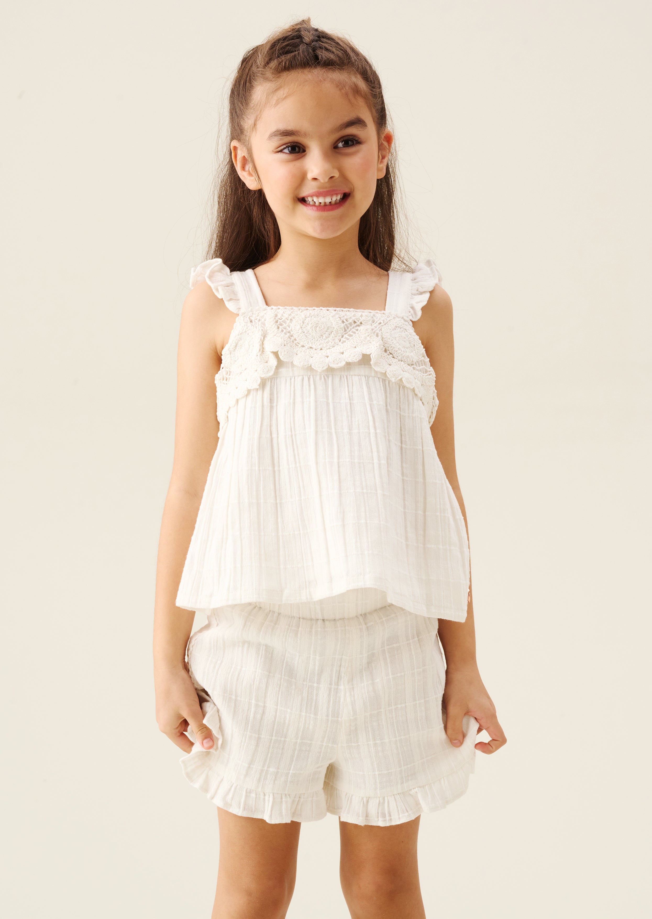 Top e pantaloncini Liv White in crochet con volant