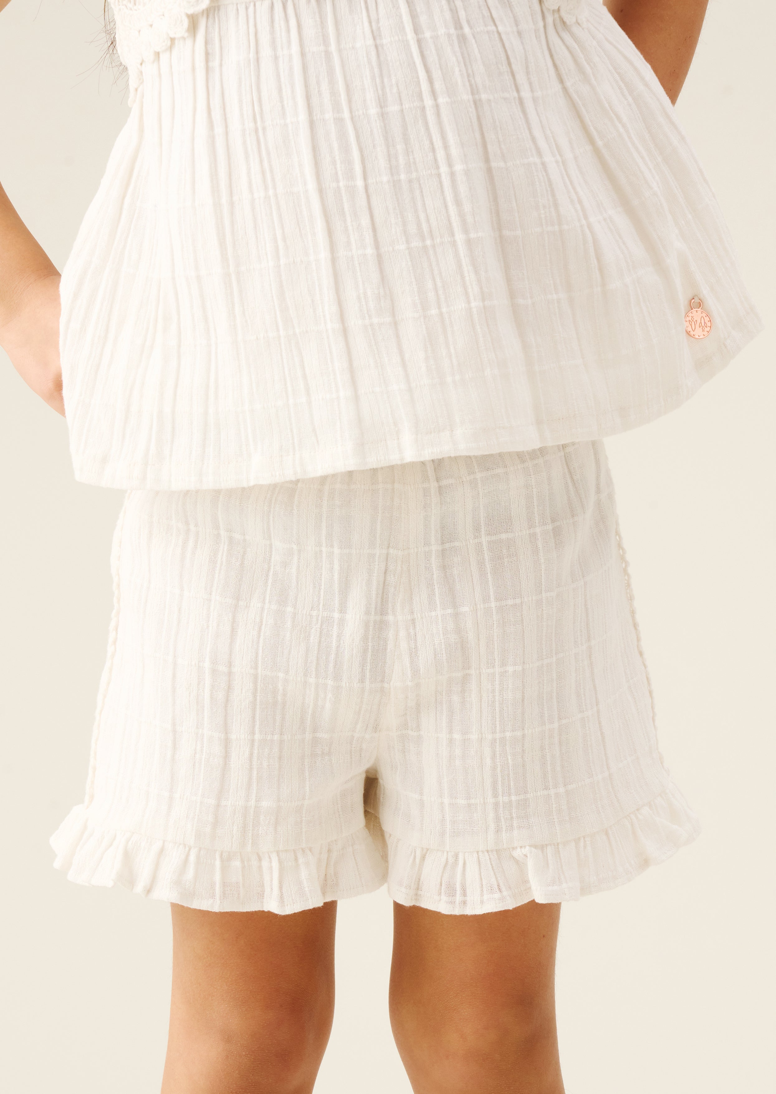 Top e pantaloncini Liv White in crochet con volant