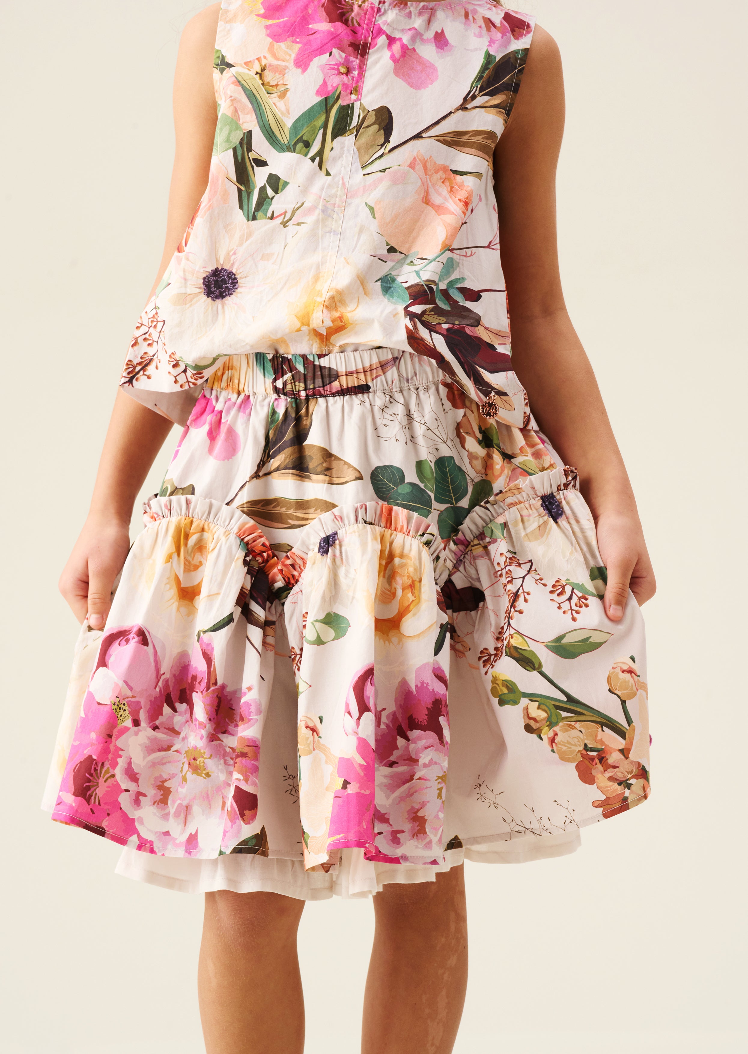 חצאית דליה רב-שכבתית עם קפלים