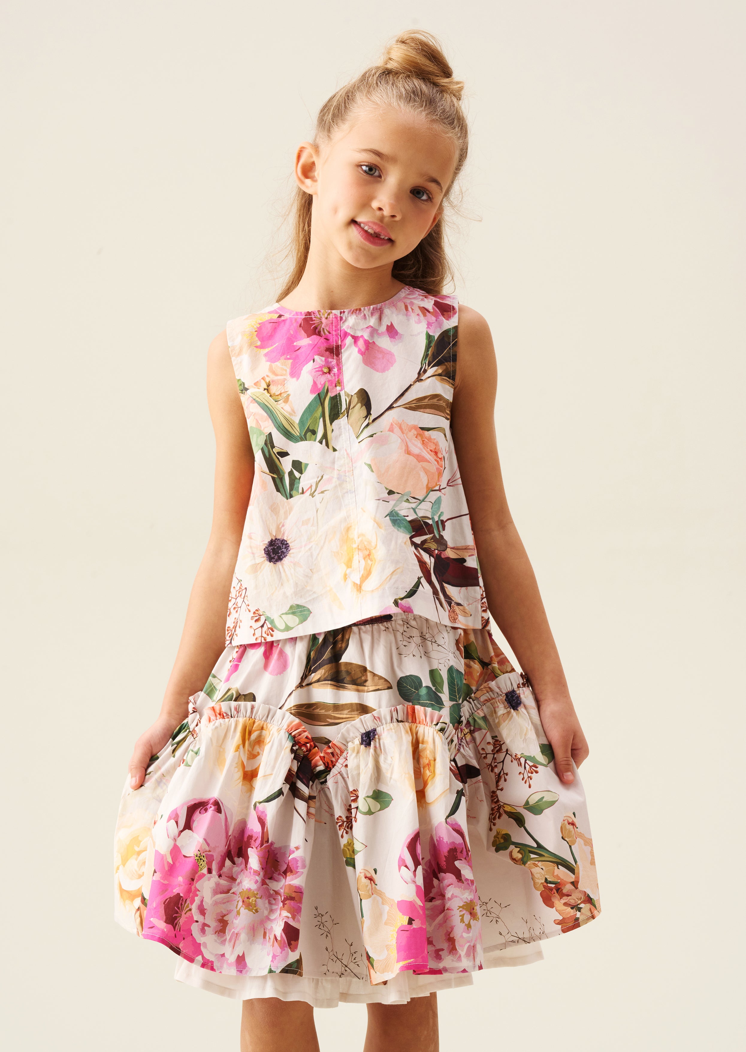 חצאית דליה רב-שכבתית עם קפלים