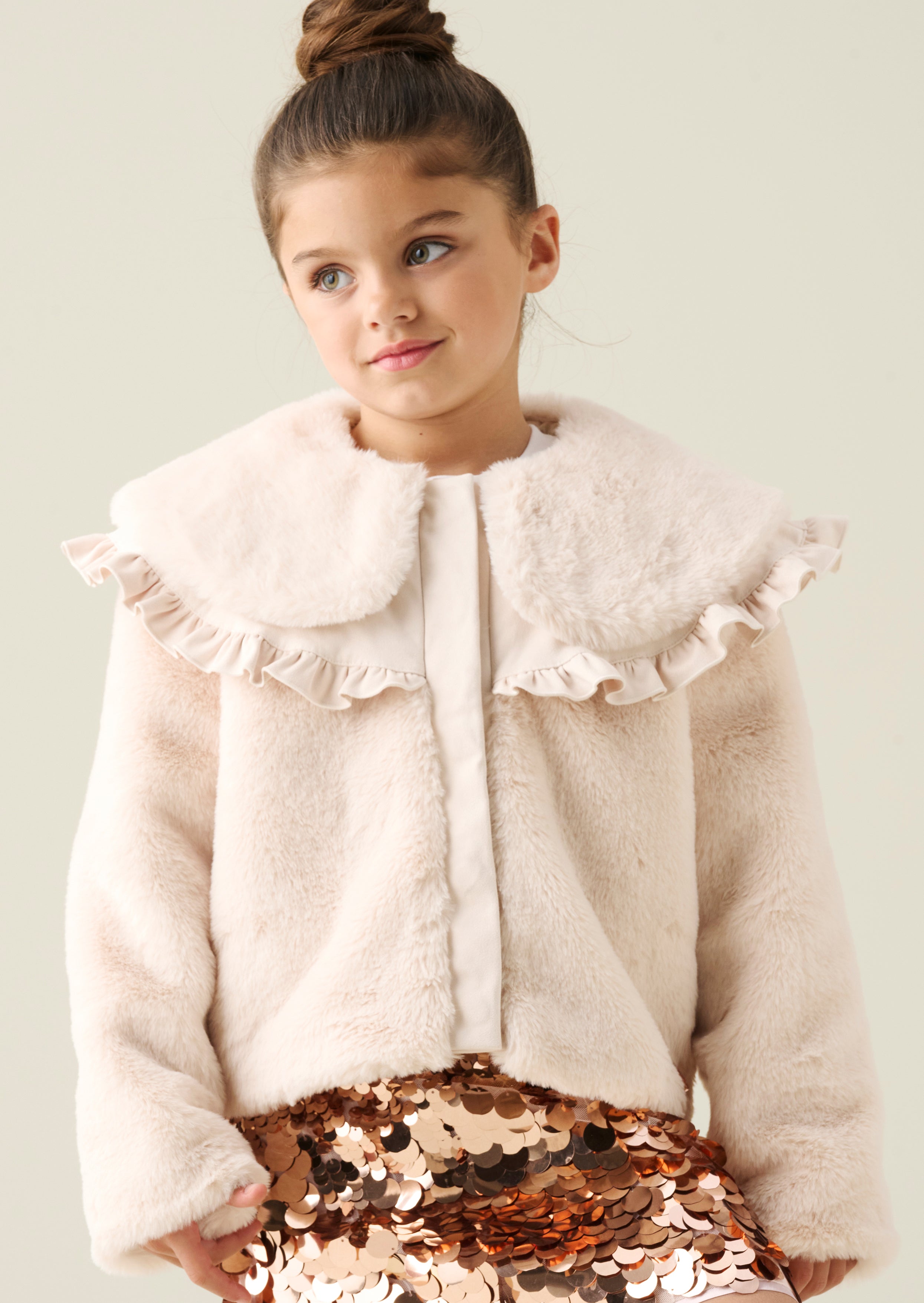Alessia Jacke mit Kunstpelz-Kragen und Cape