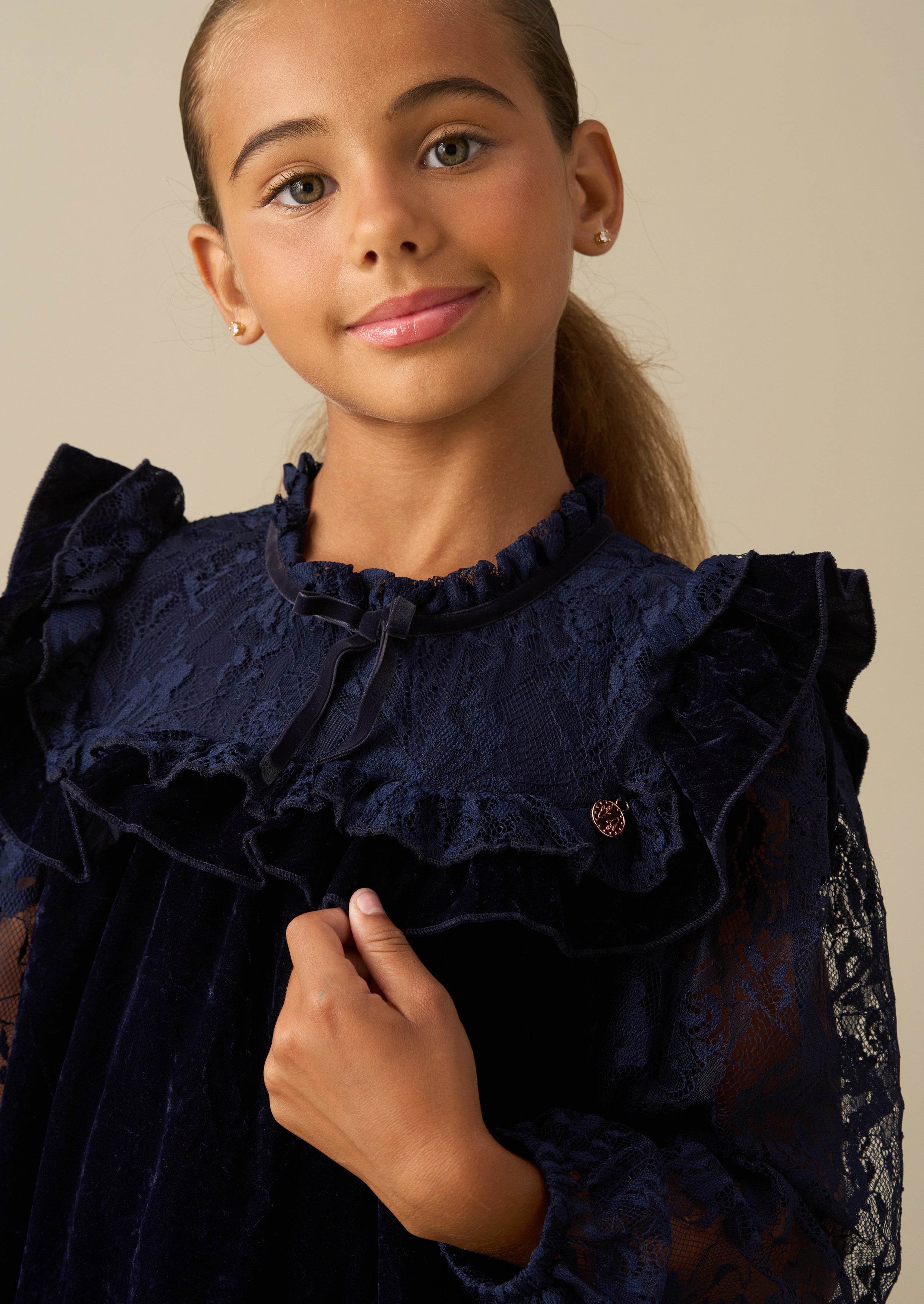 Amelia-Kleid aus Samt mit Rüschenkragen