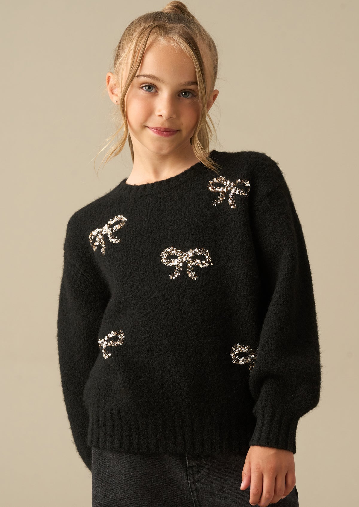 Pull Mya noir orné de nœuds