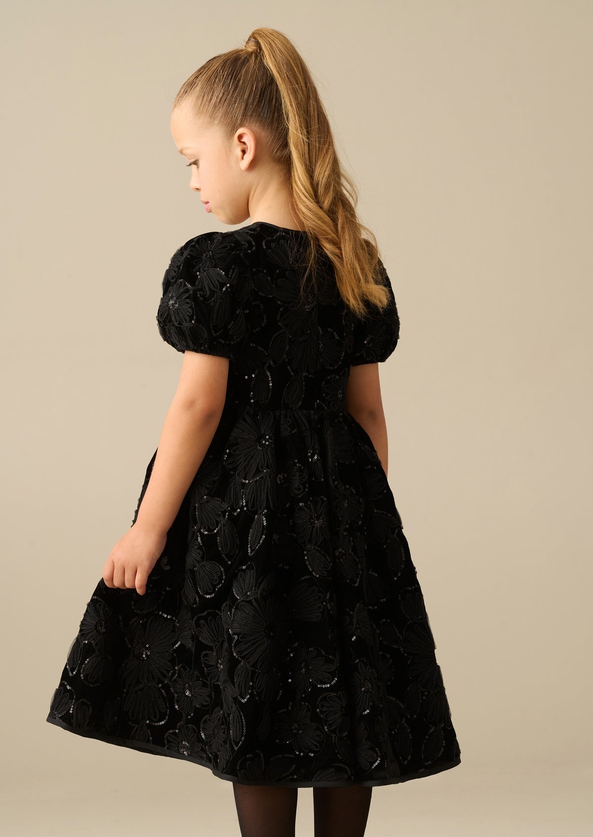 Robe Layla en velours ornée de manches bouffantes
