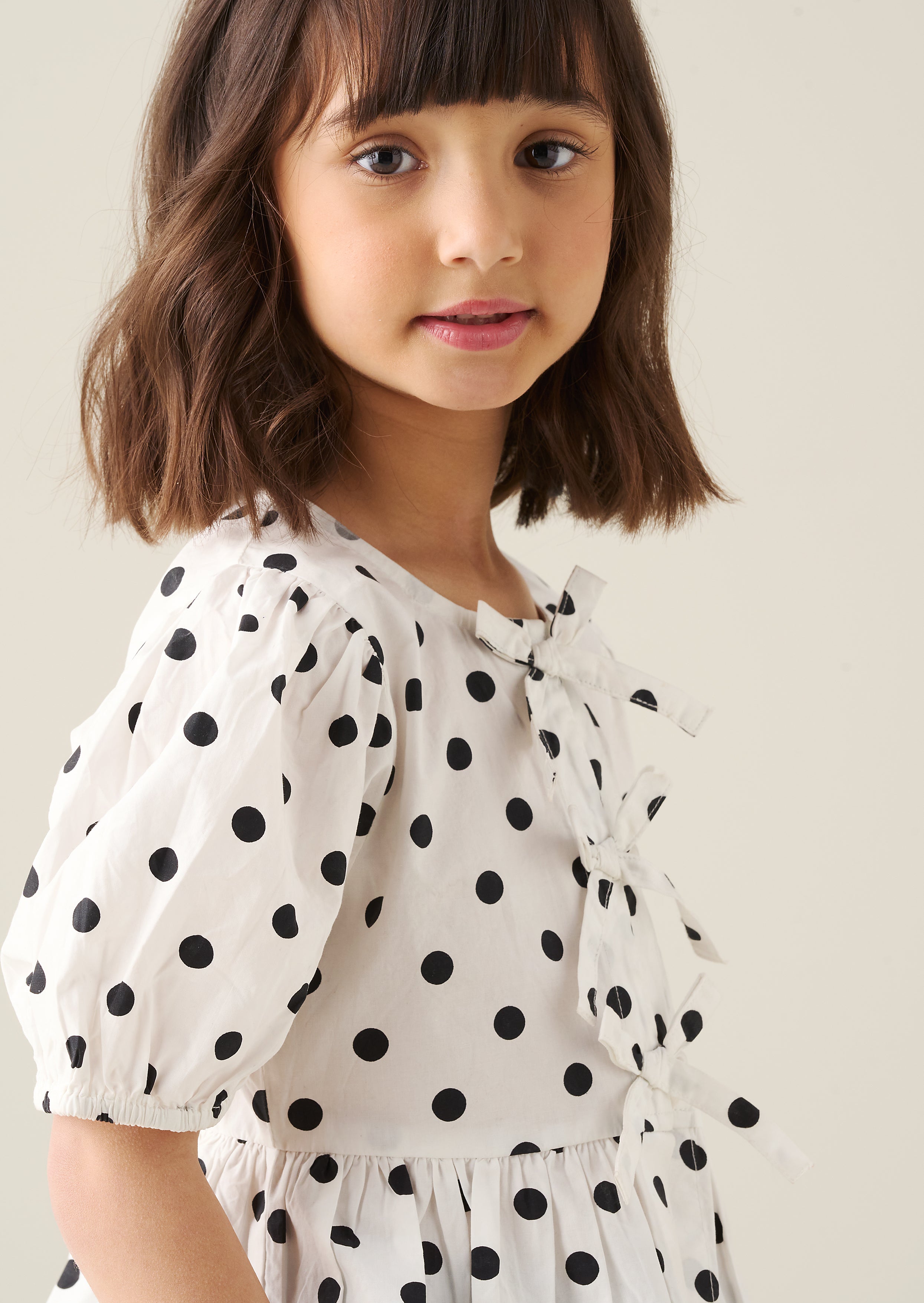 Haut noué devant à pois ambre