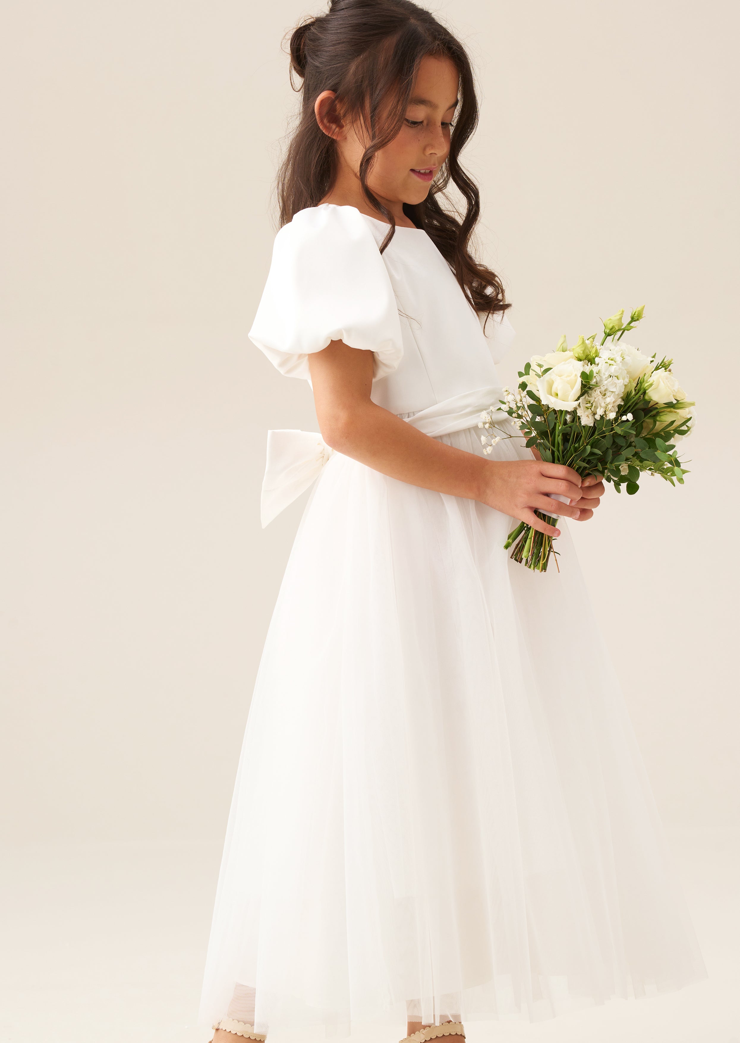 فستان سيلين من التول مع وشاح عاجي