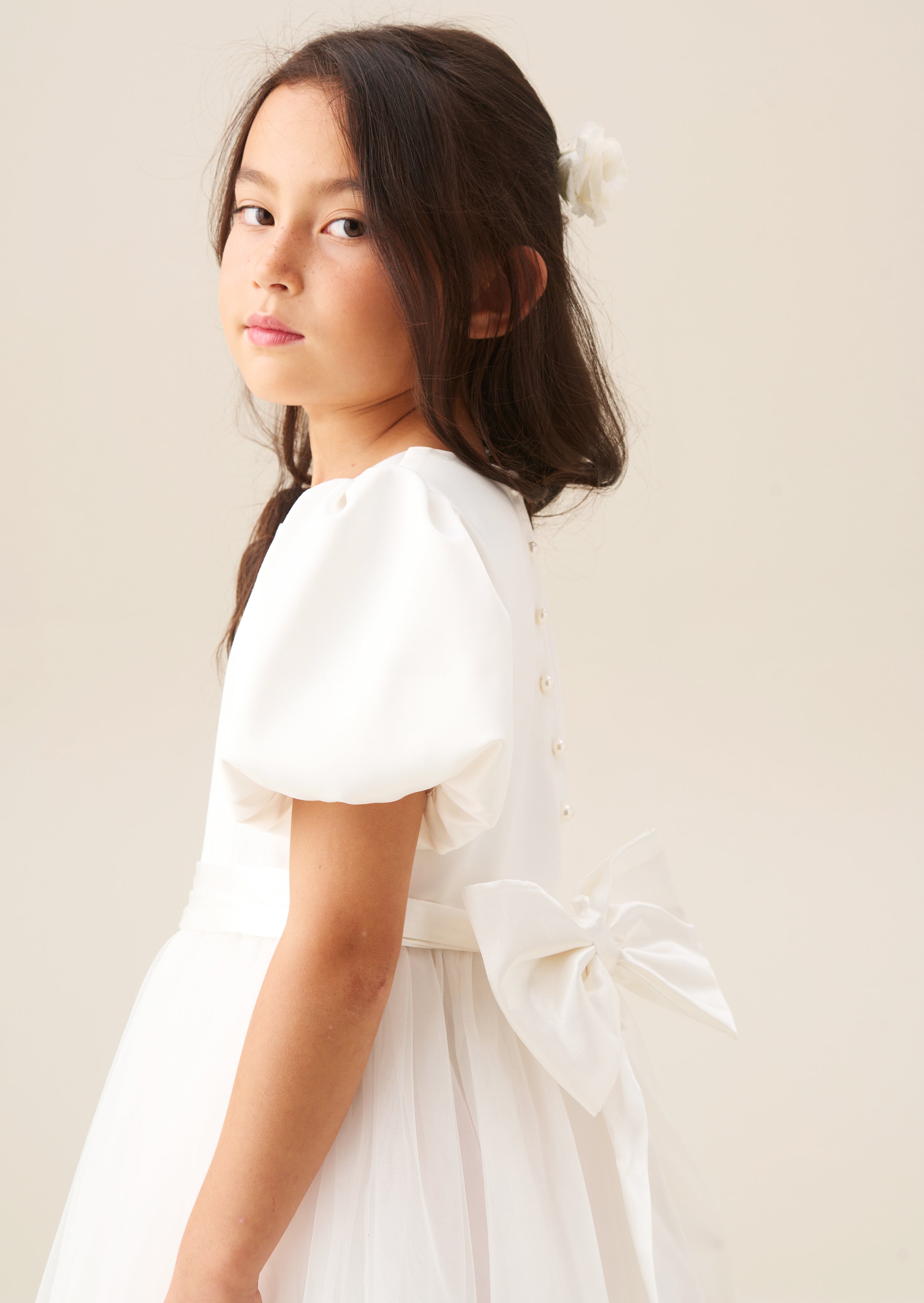 فستان سيلين من التول مع وشاح عاجي