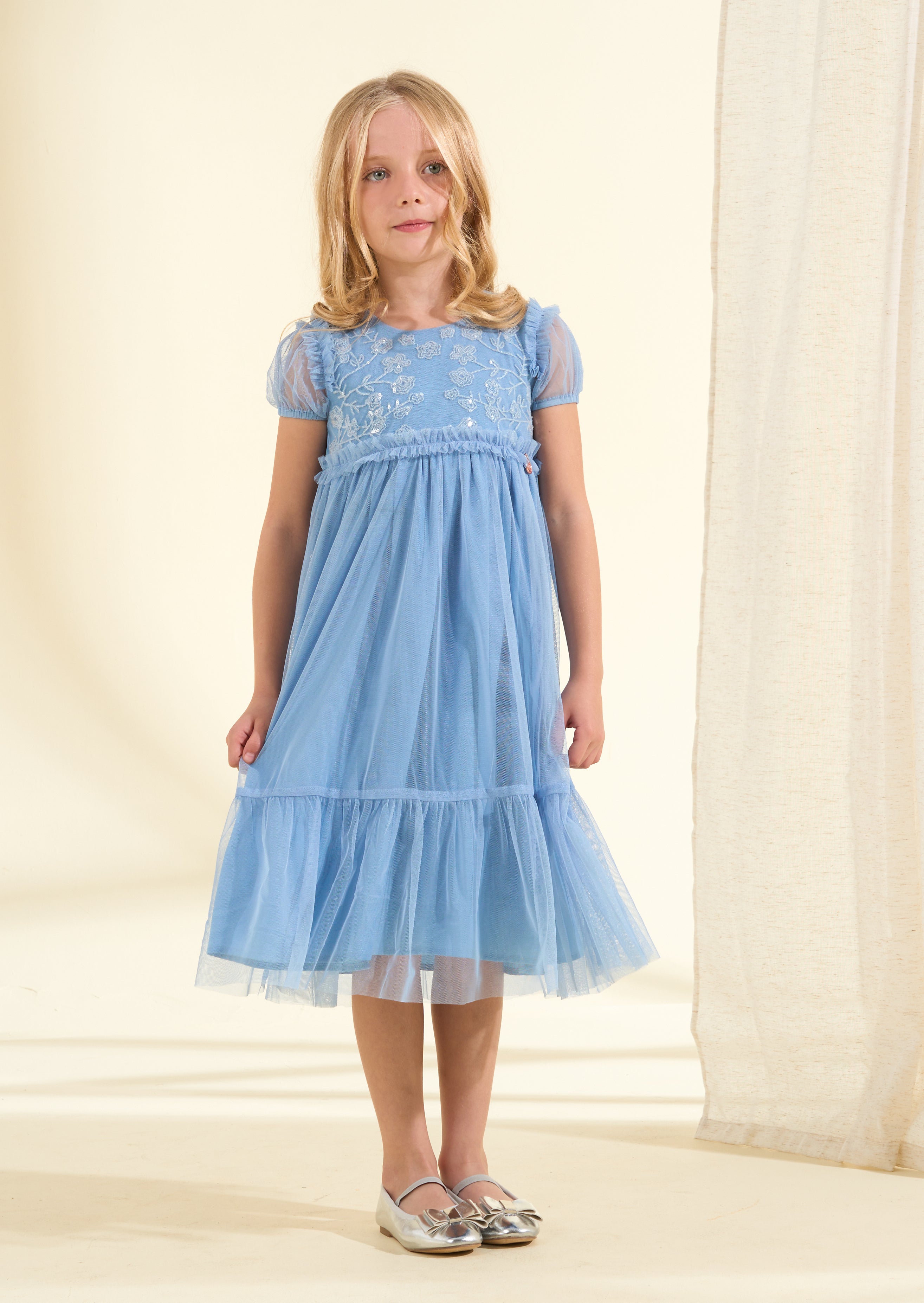Robe en maille bleue Luisa avec broderie sur le plastron