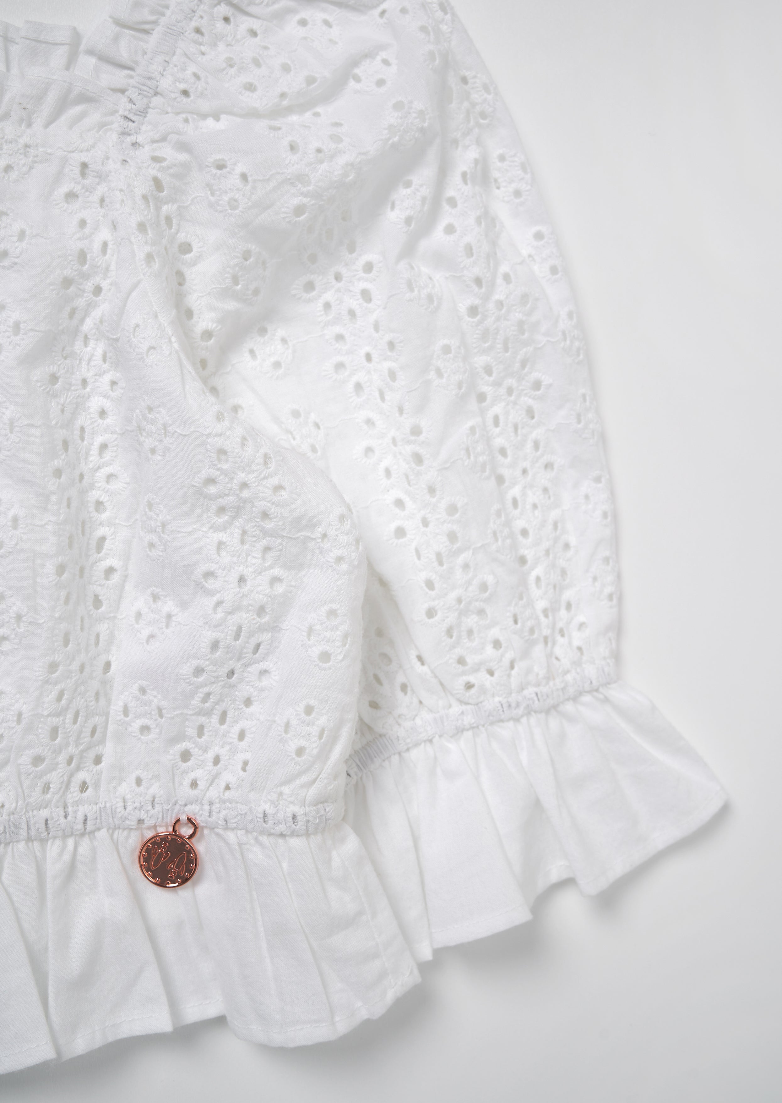 Biała bluzka Cleo z bufkami i haftem typu broderie